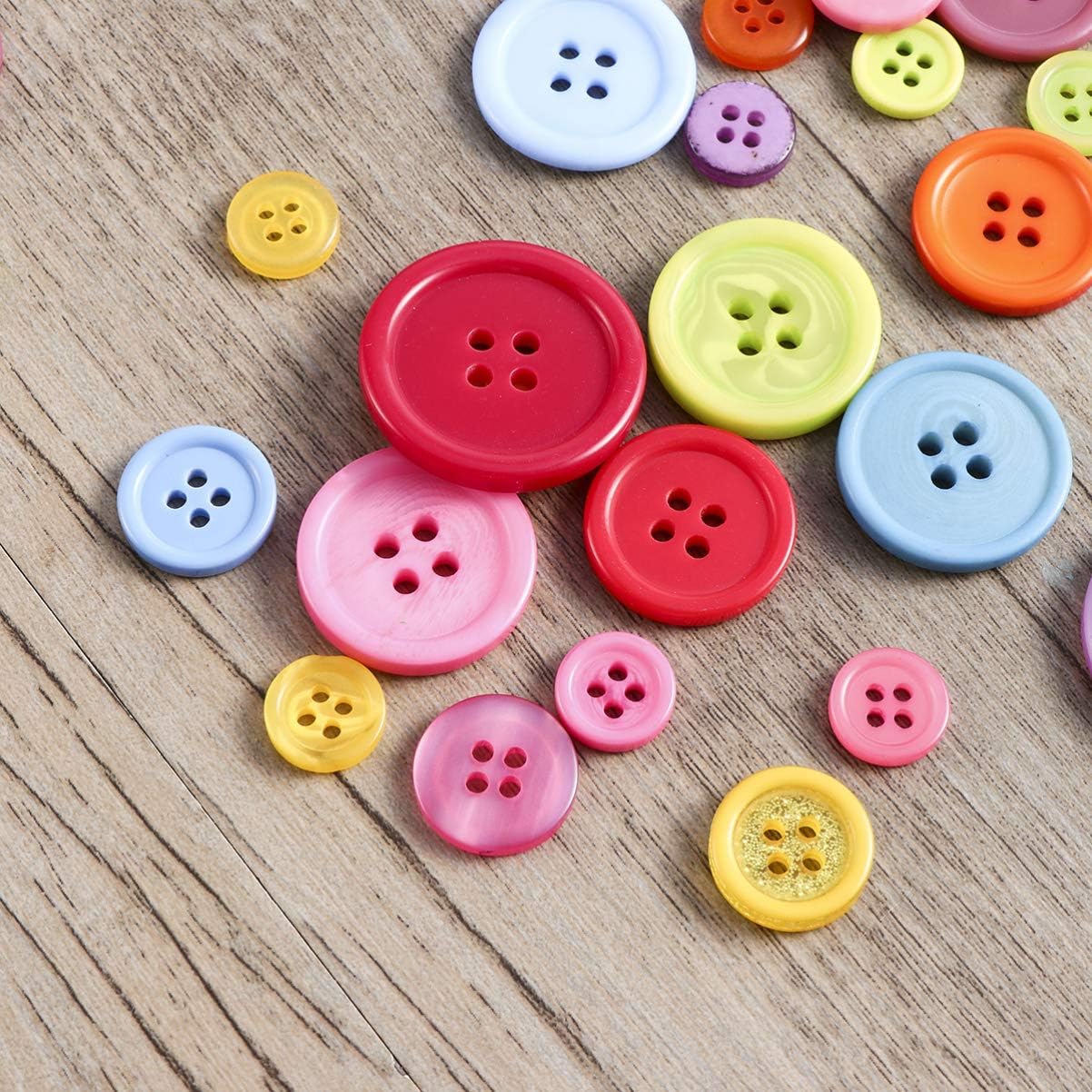 600pcs Round Resin Button Assorted Color 2 and 4 Holes Craft Buttons for Sewing DIY Crafts Kids Manual Painting Scrapbooking