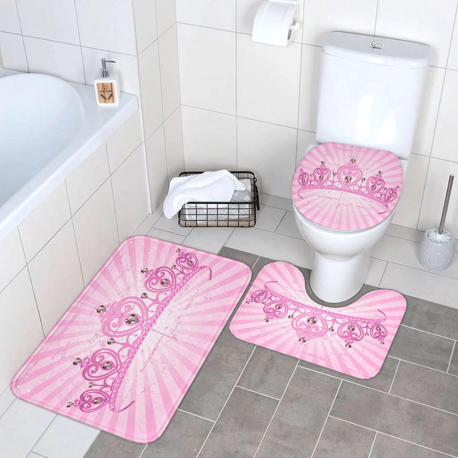 Set di 3 tappetini da Bagno, Lavabili in Lavatrice e Antiscivolo, in Morbida Fibra Superfine, con Tema Queen Childhood Theme Pink Heart.