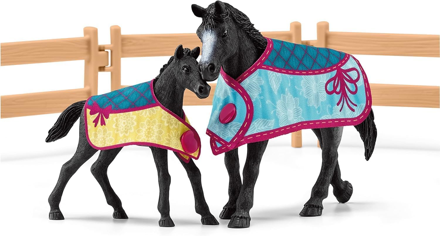 Schleich Horse Club | Pferdebox mit Stute und Fohlen 42611 | Box, 2 Pferde, Paddock, viel Zubehör | Geschenk für Mädchen & Jungen | Kinder Pferde Spielzeug ab 5 Jahren | Set aus 34 Teilen