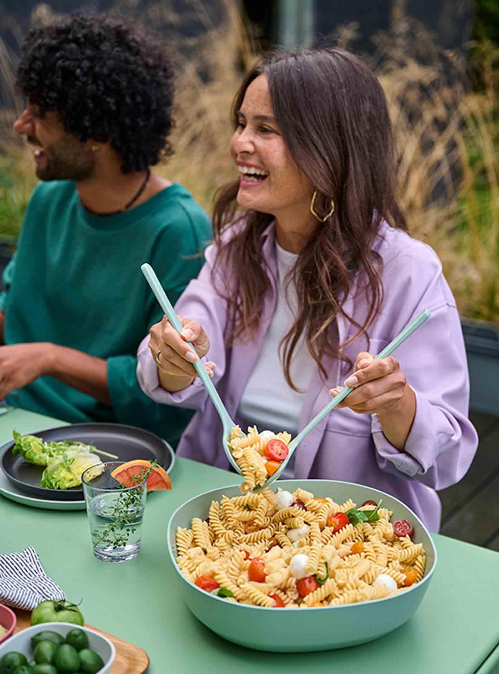 Mepal Service à salade Silueta - Bol de service avec couvercle (4000 ml) avec couverts à salade (28,5 cm) - Vaisselle de service d'extérieur - Passe au lave-vaisselle et au micro-ondes - Plastique