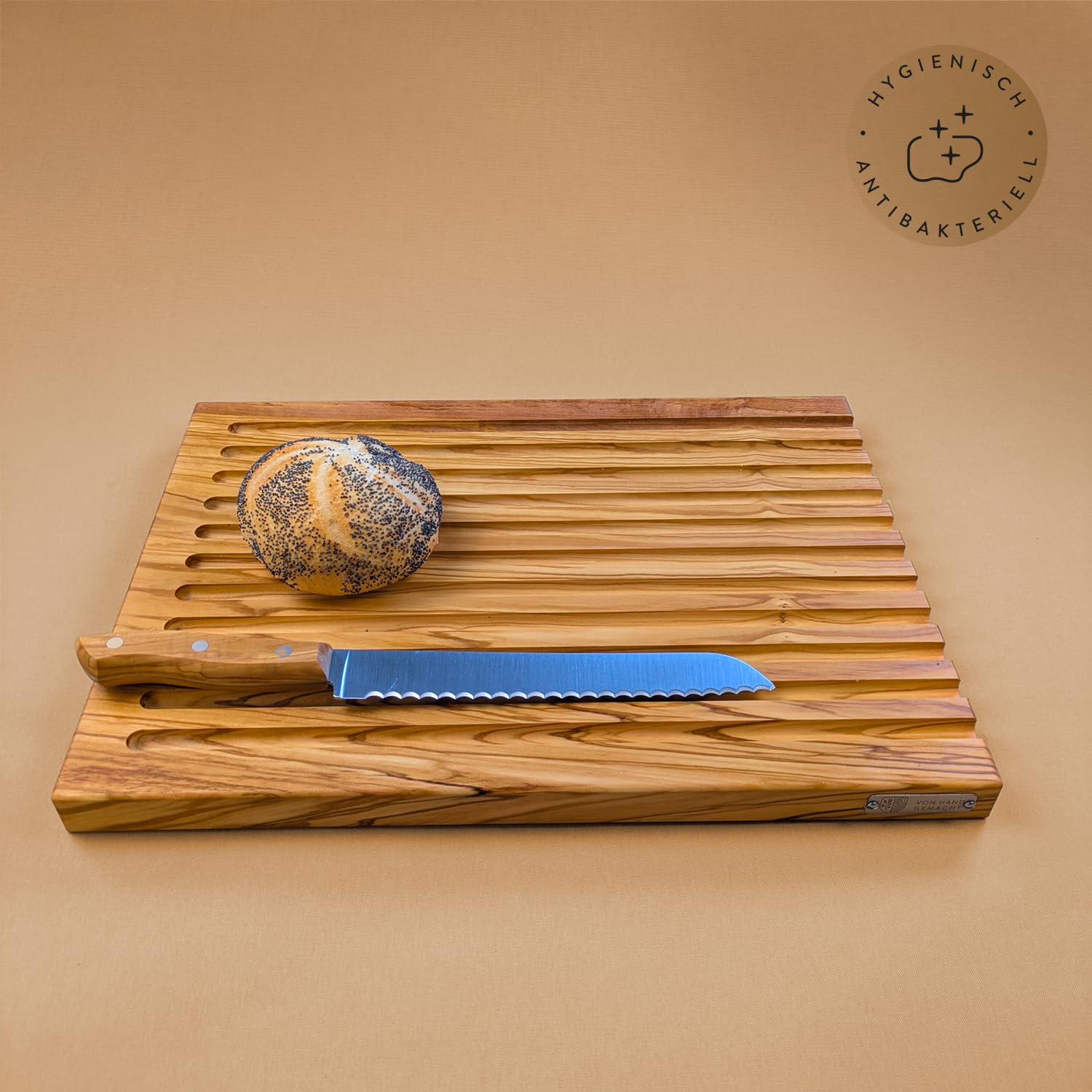 DAS OLIVENHOLZBRETT®Brotschneidebrett mit Rillen/Brett für Brot/40cm x30cm | aus Olivenholz aus einem Stück/mit gefrästen Rillen/einfache Reinigung/ fängt Krümel optimal auf