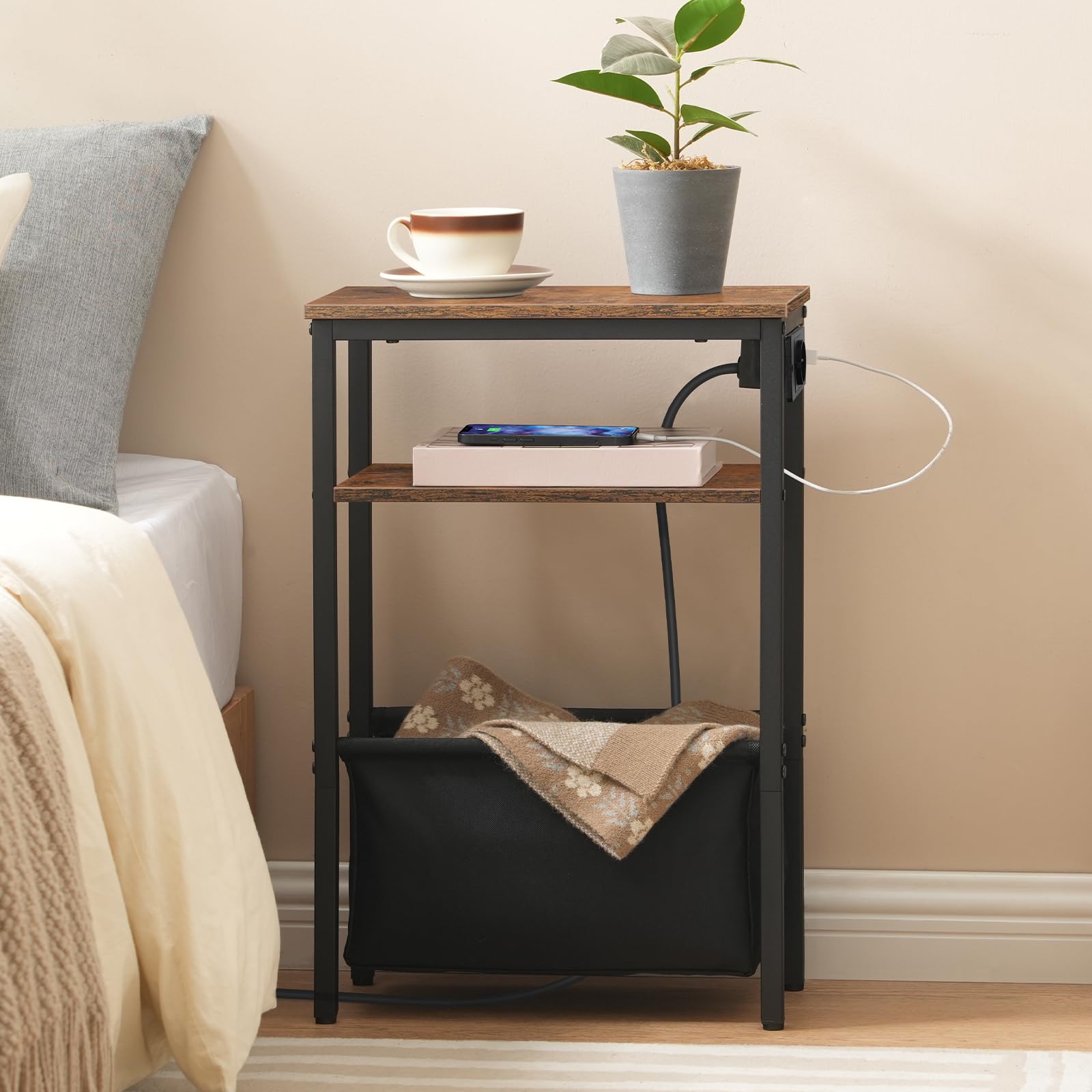 HOOBRO Table d’Appoint étroite, Table de Chevet avec Station de Charge et Rangement, Bout de Canapé avec Prise et Ports USB, pour Petit Espace, Chambre, Salon, Marron Rustique et Noir EBF125CBZ01