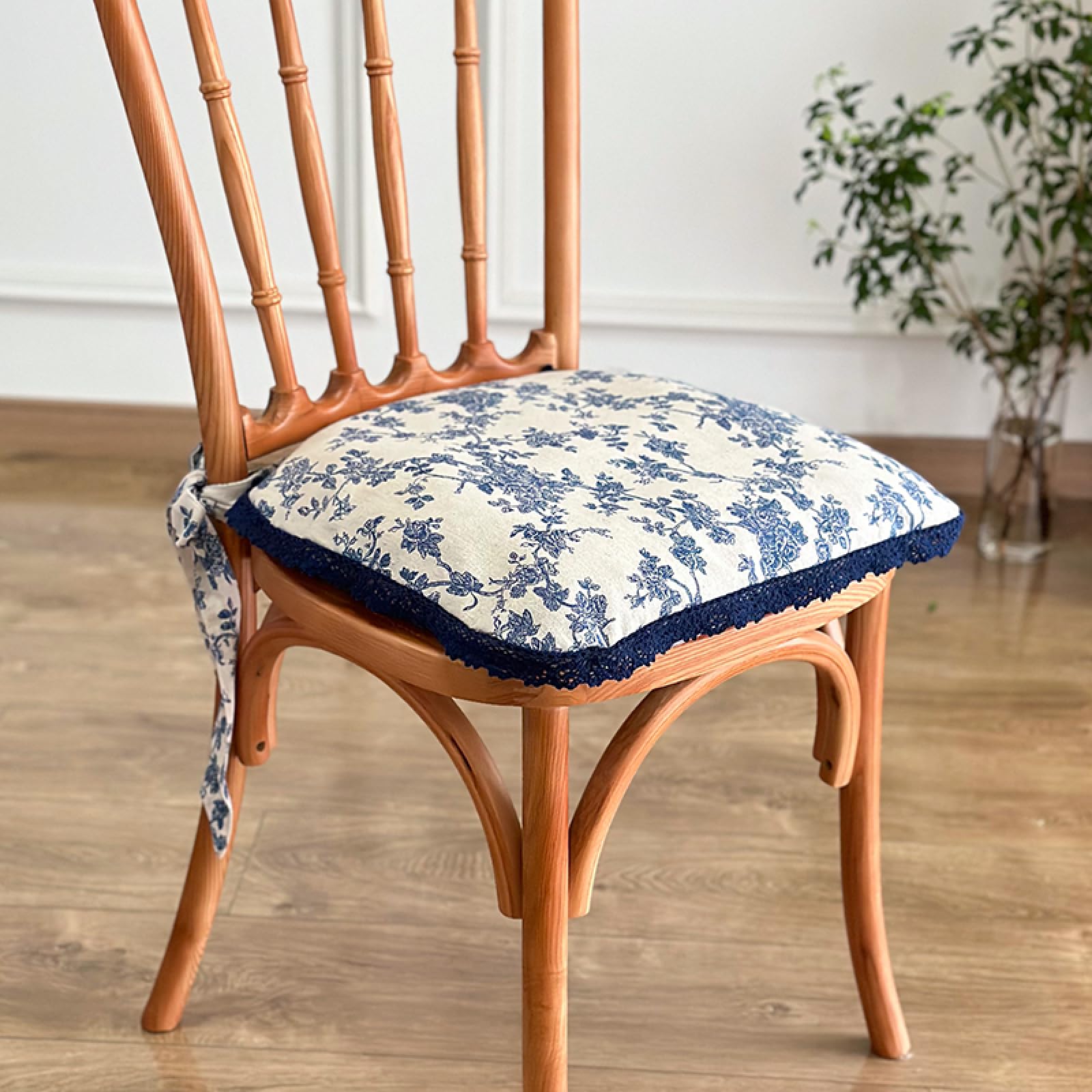 Coussin de siège de cuisine floral contre les assises dures en bois