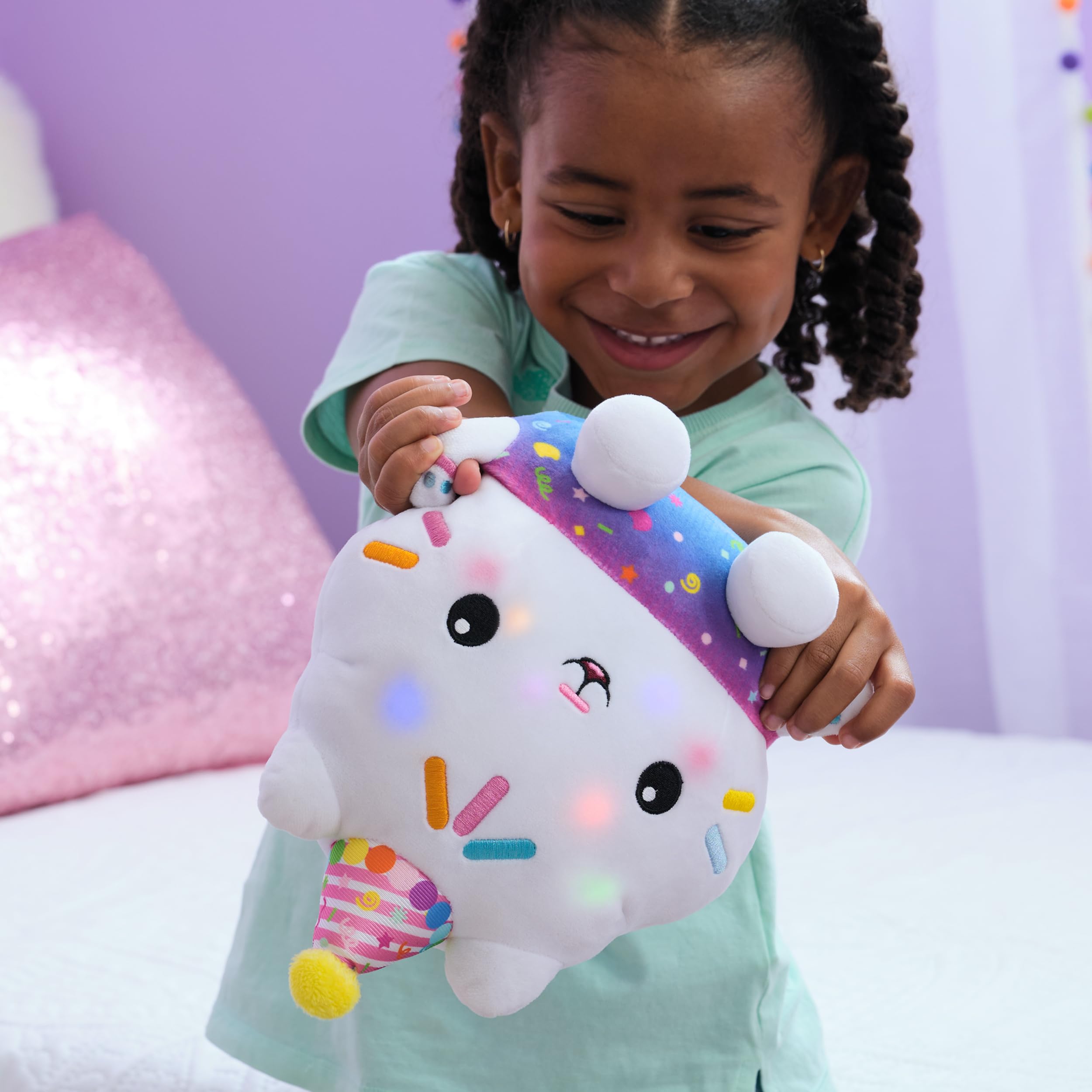 Gabby and the Magic House - Gabby Dollhouse - interaktywny pluszak P'tichou 25 Cm - Kot Pluszowy - Dźwięki światła - Gabby Cat - Gabby Zabawka z kreskówek i magiczny dom - Zabawka dla dzieci od 3 lat