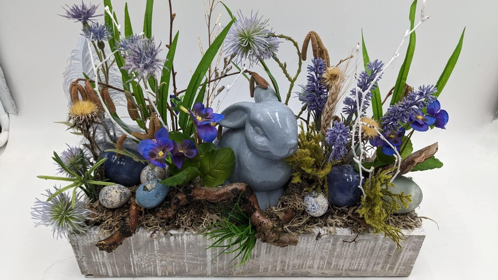 Ostergesteck Frühlingsgesteck Hase Lavendel Eier Distel blau grün