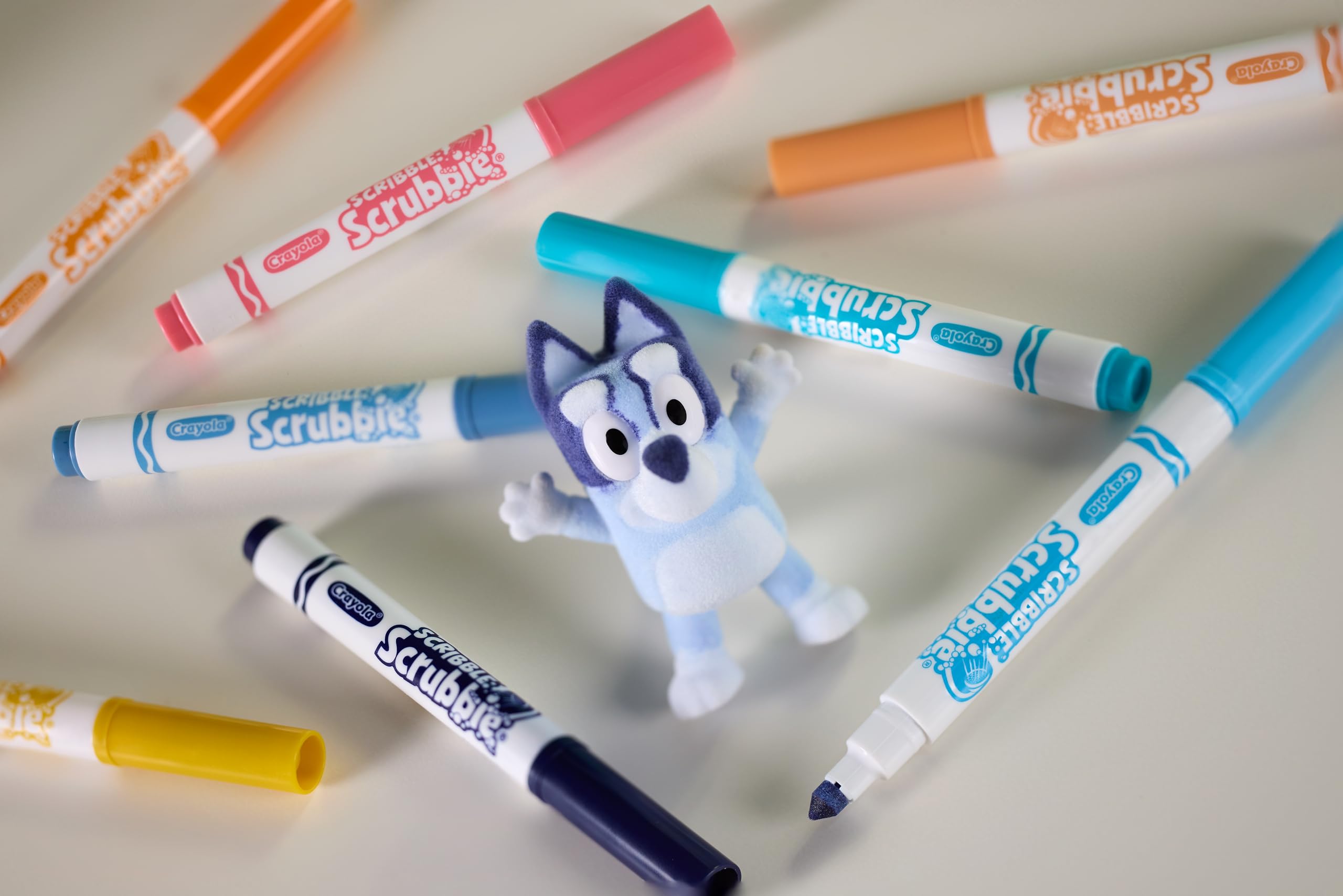 Crayola - Washimals Bluey, zestaw kreatywny zawierający basen i 5 szczeniąt, 8 flamastrów zmywalnych, działający basen, koło ratunkowe, szczoteczkę, zabawa i prezent dla dzieci, od lat 3, 74-0257