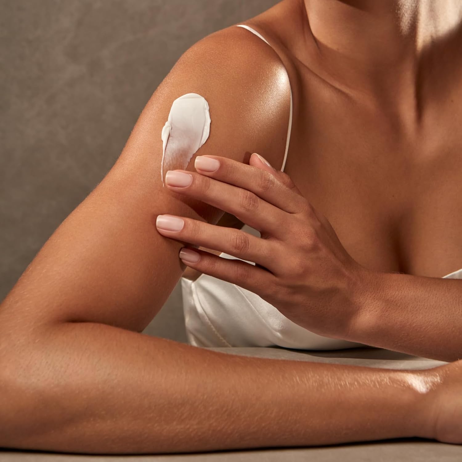 O BOTICARIO Love Lily Satin Hydrating Body Cream, 24 Hour Fragranced Body Butter for Dry Skin, 8.8 Ounce - Image 6