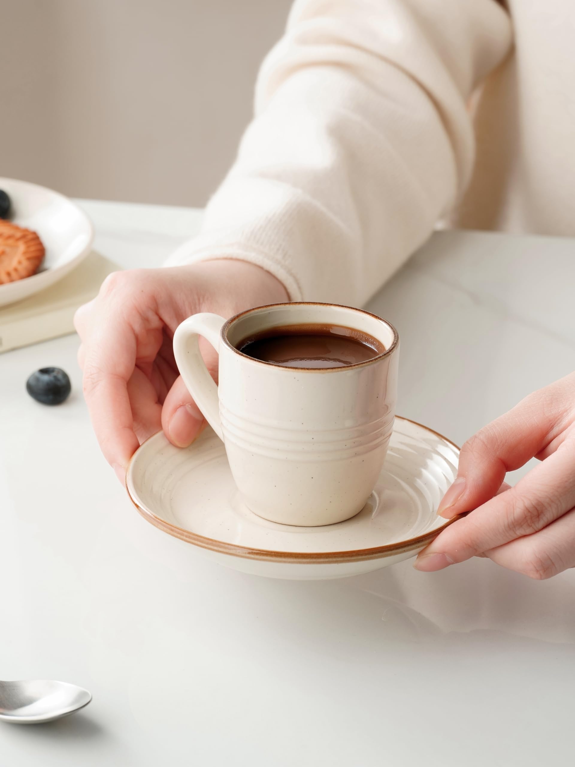 famiware Jupiter Lot de 4 tasses à expresso et soucoupes en céramique de 88 ml avec poignée, tasse en forme de spirale en grès pour thé, latte, café, passe au micro-ondes et au lave-vaisselle, blanc