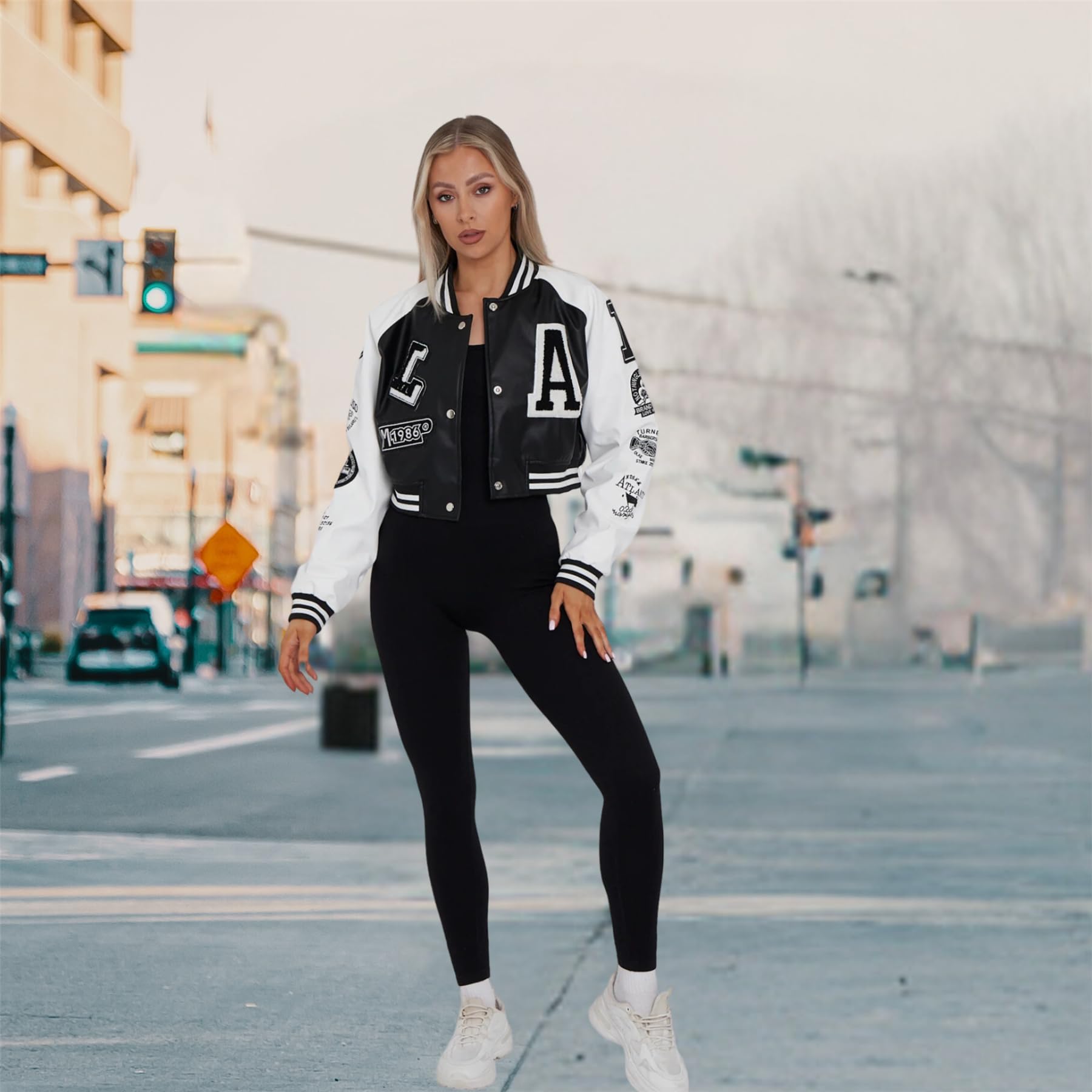 janisramone Cropped-Lederjacke für Damen mit Buchstaben-Details an Armen und Vorderseite, Kunstleder-Bomberjacke für Sport und Freizeit