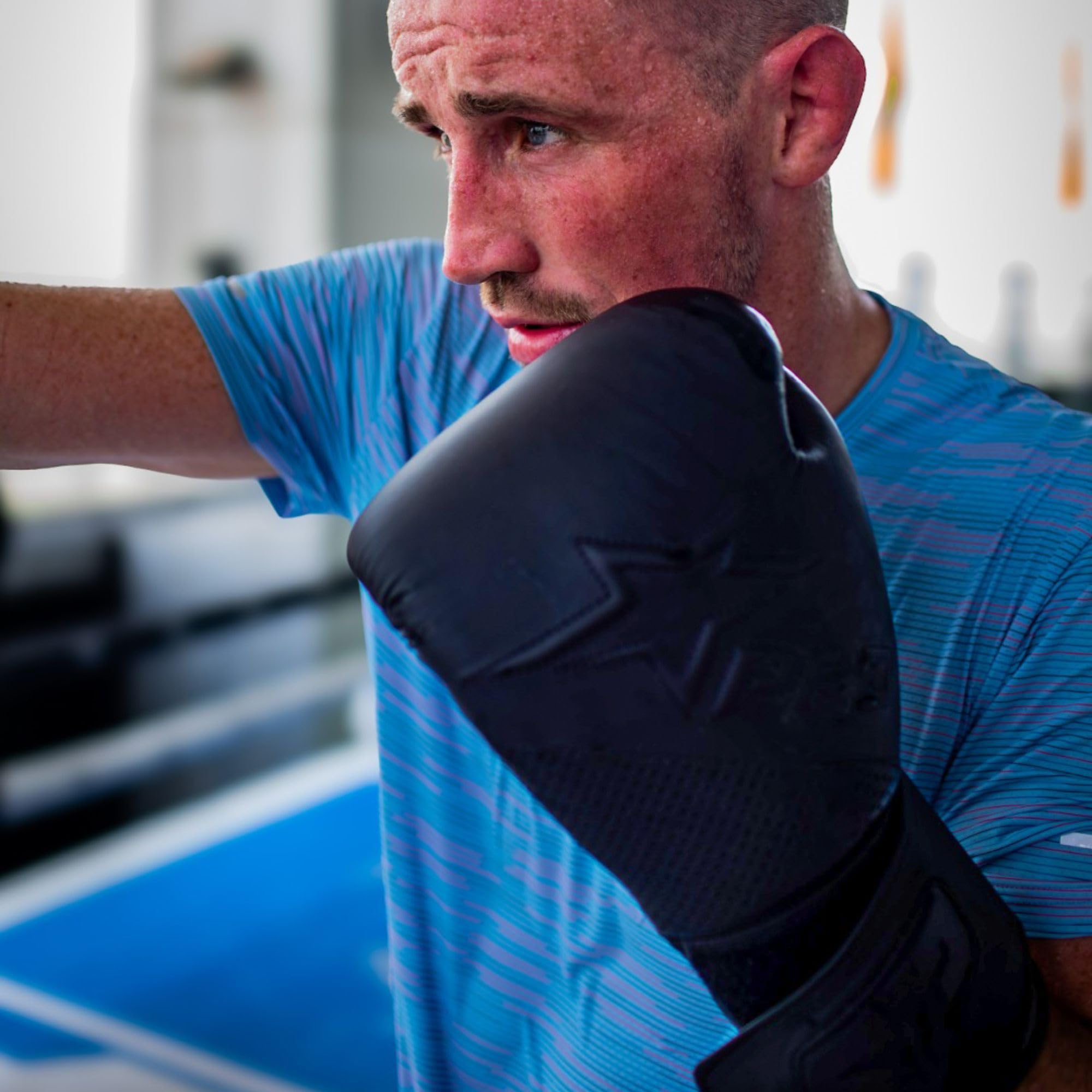 Starpro Guantoni da boxe neri opachi - Vestibilità ergonomica, supporto migliorato per il polso, guantoni da allenamento resistenti per l'allenamento e il combattimento