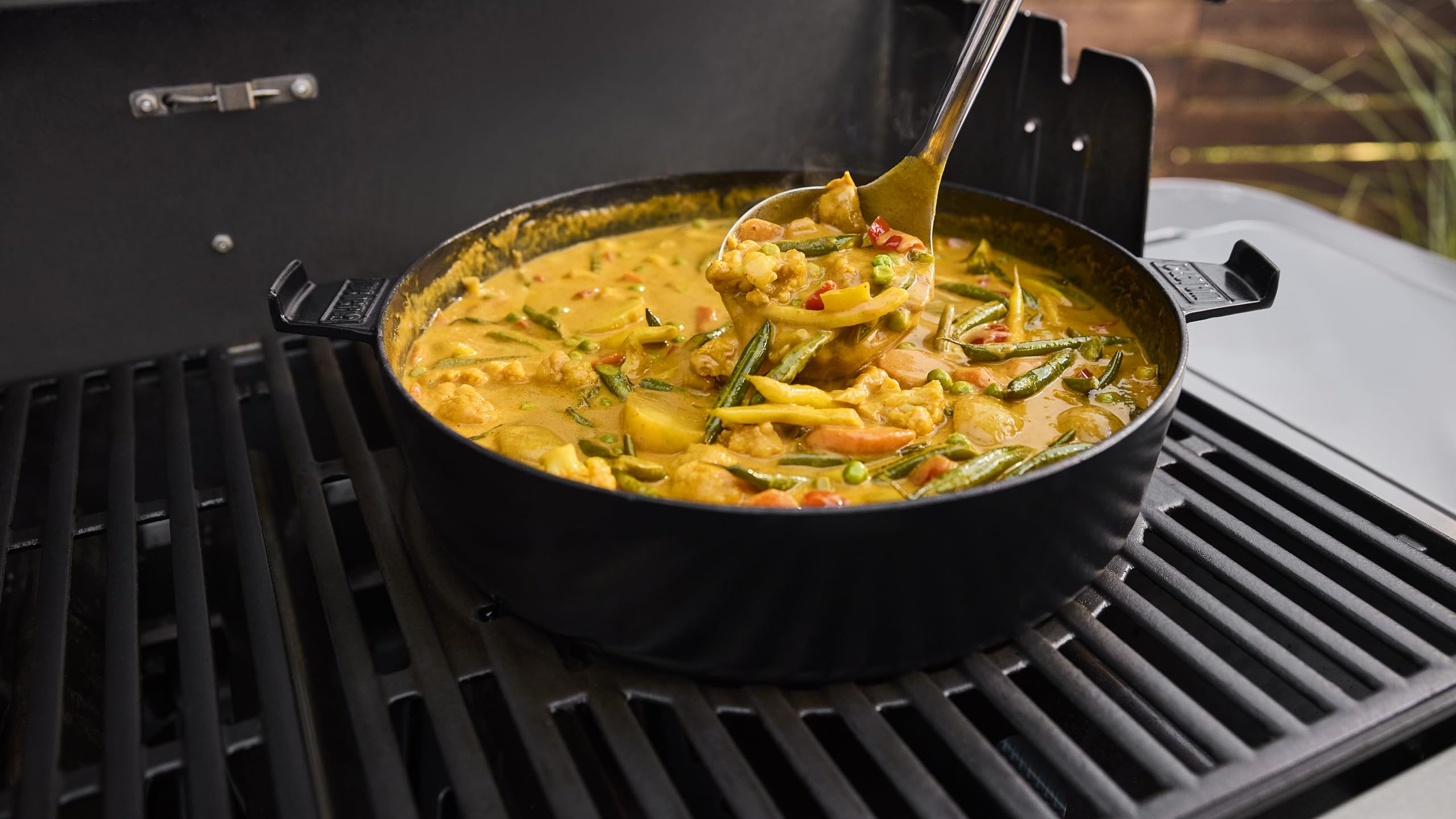 Weber Garnek Żeliwny Dutch Oven 2 w 1 do Systemu Gourmet Bbq, Garnek z Pokrywką Używaną Jako Patelnia, Czarny (8857)