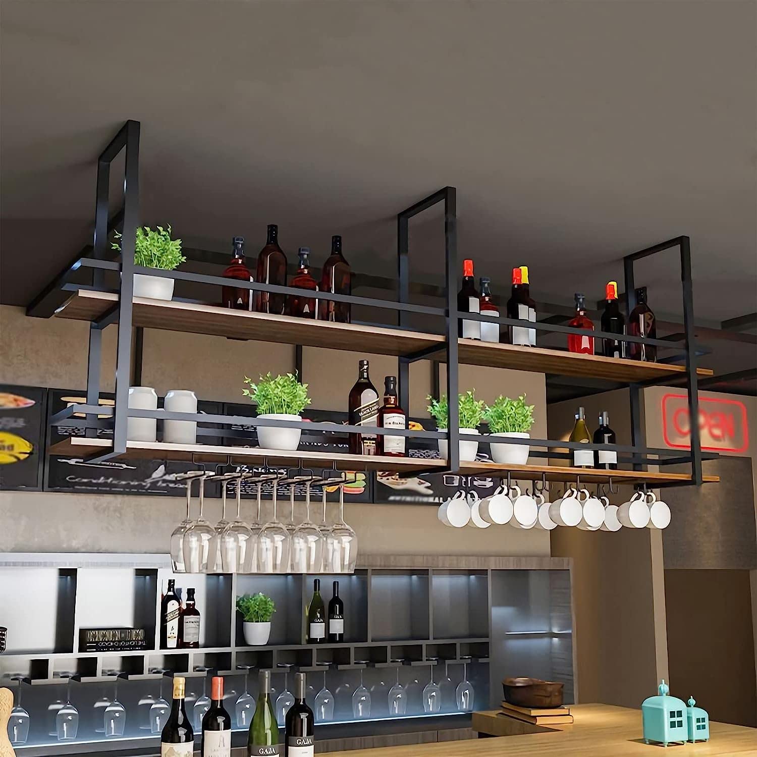 Étagère à vin de plafond en métal pour animer vos soirées autour du comptoir de cuisine