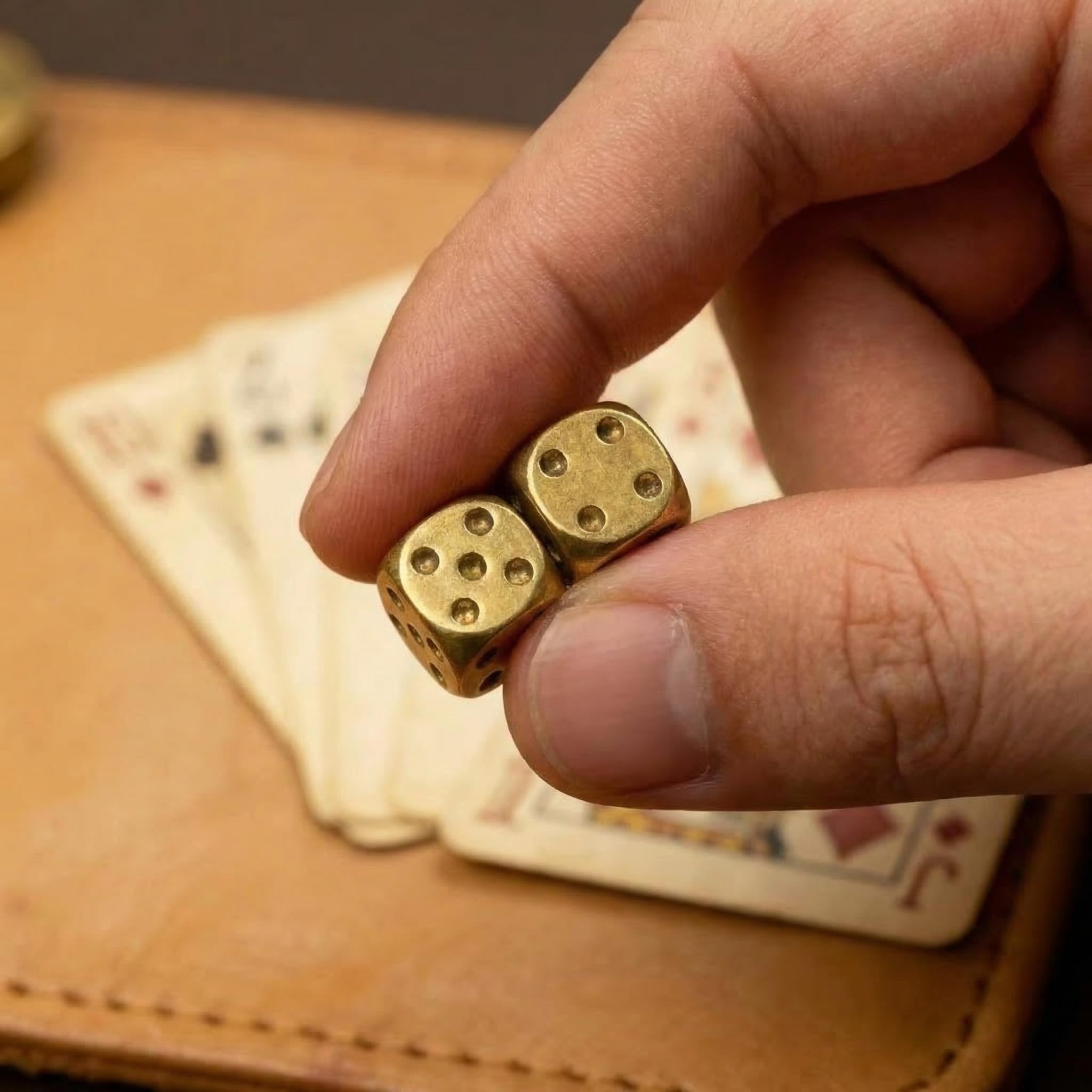 Set di 5 dadi classici in ottone massiccio, dadi portatili in rame per famiglia, campeggio, feste per adulti, dadi da gioco pesanti lucidati con eccellente tocco in mano