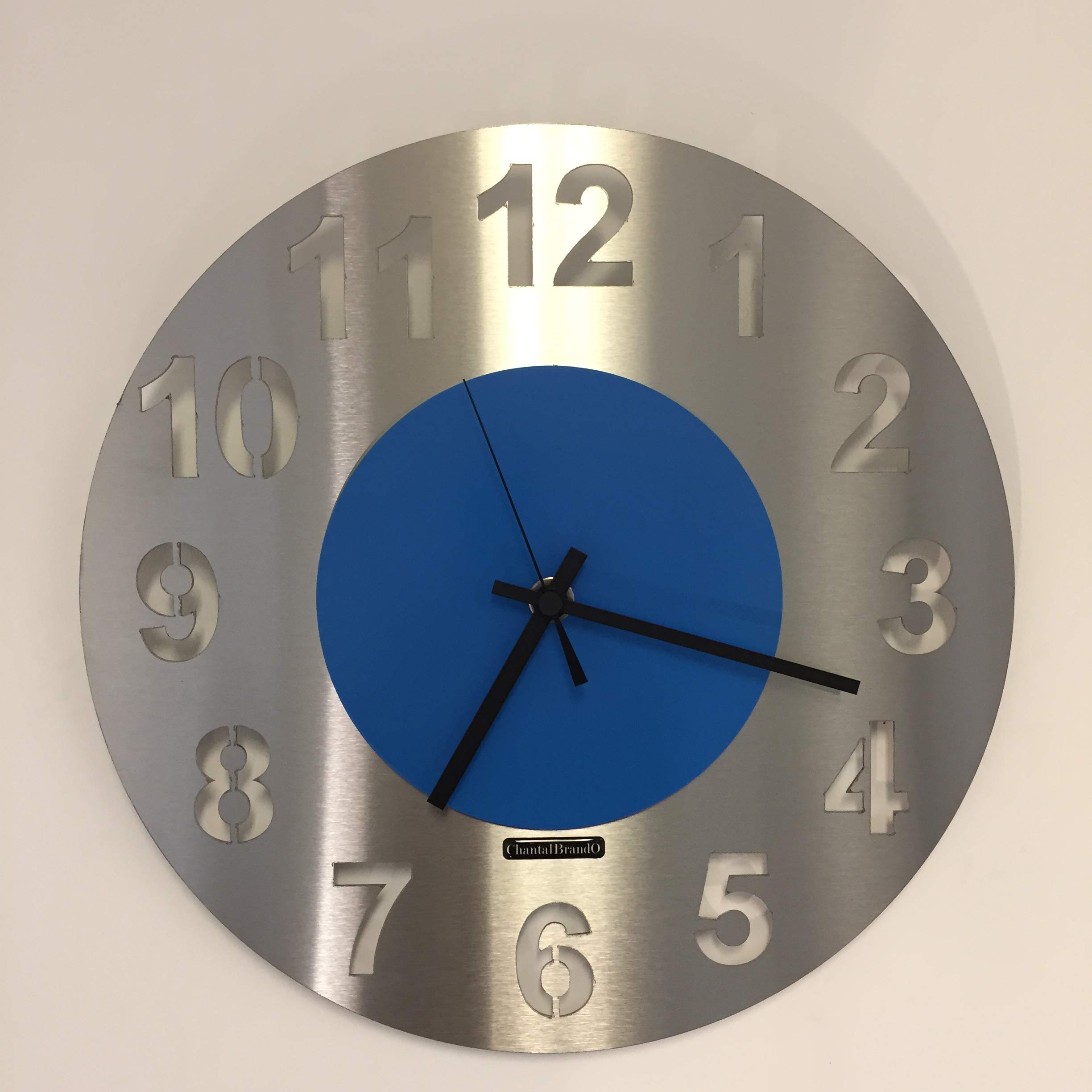 Wanduhr Jinte grande horloge design bleu pour décorer une cuisine contemporaine