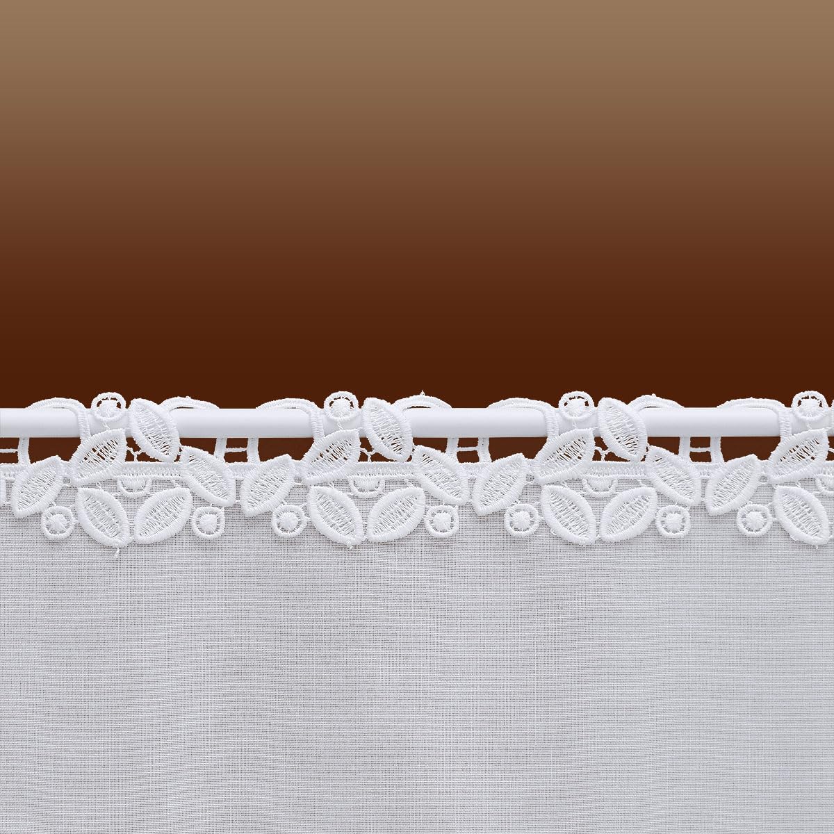 Scheibengardine Carmelita Vogtländische Spitze | moderner Scheibenhänger mit Blätterdesign weiß | zeitlose Kurzgardine mit Sockelspitze handgefertigt | hochwertige Landhausgardine HxB 50 x 80 cm