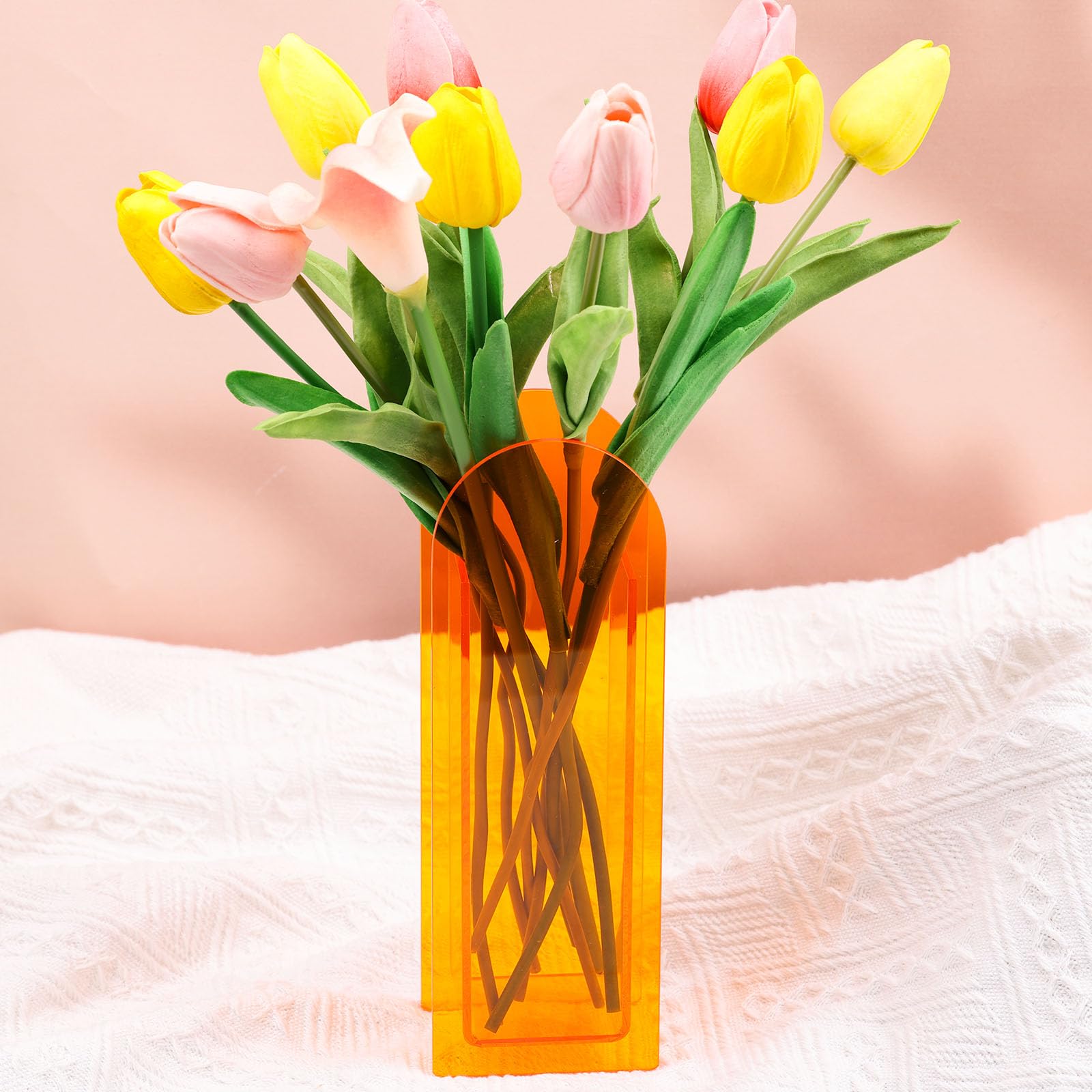 Vase en acrylique orange pour illuminer votre salon contemporain