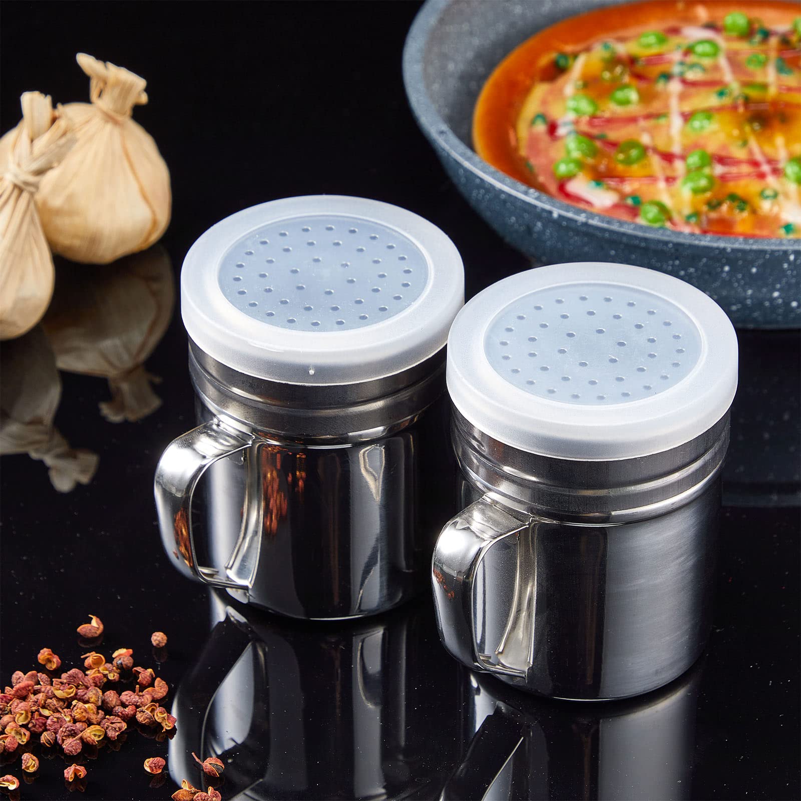 Lallisa 12 saleros de acero inoxidable de 10 onzas con agujeros y tapas para dragado con asa, versátil salero para azúcar, pimienta, condimentos, harina, palomitas de maíz, canela en polvo, accesorios