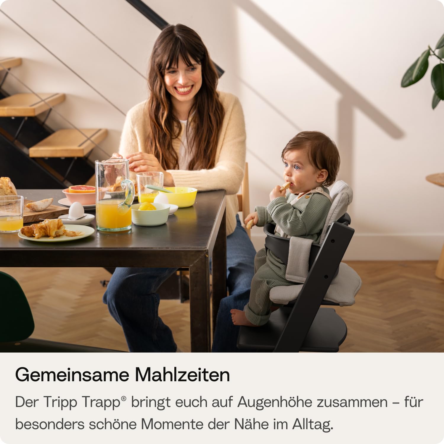 Stokke Tripp Trapp Hochstuhl (Glacier Green) mit Stokke Tray (White) - ein verstellbares, ergonomisches und leicht zu reinigendes Babyset für Kinder im Alter von 6-36 Monaten