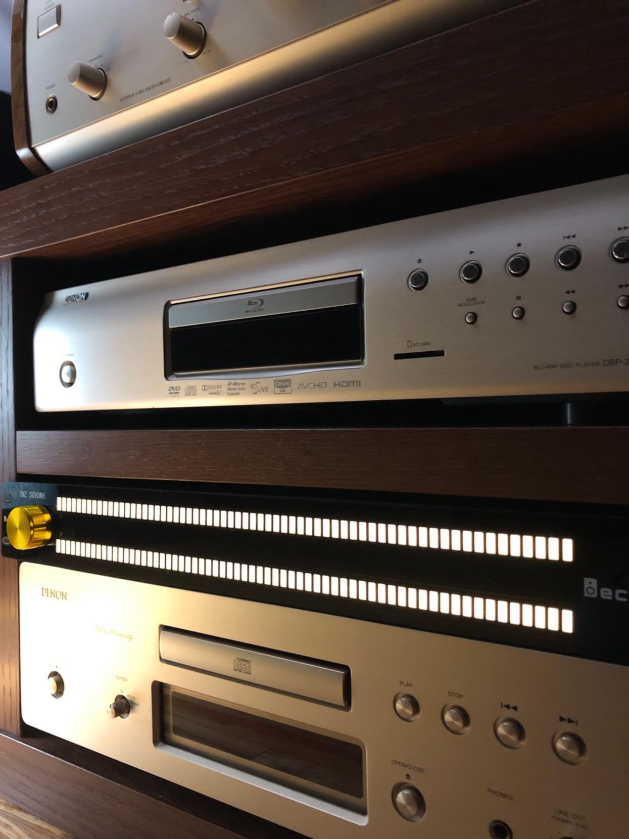 Decibelvibe TNZ SGVUM6 – VU-Meter mit Eingang/Ausgang RCA-Klinkenstecker 3,5, kabelloser Eingang über integriertes Mikrofon, 19 Farben, für HiFi-Audiosysteme, Heimkino, professionelle Sono (Gold)