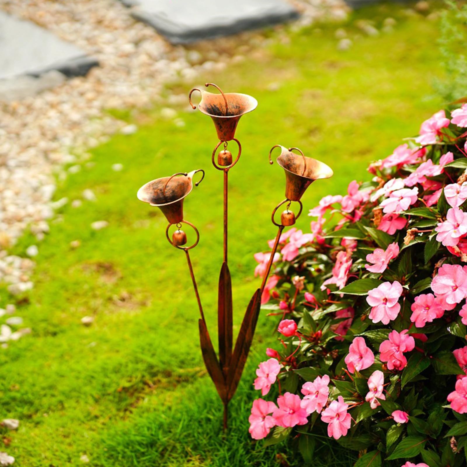 Poteau décoratif de Jardin en métal Calla Lily avec Triple Cloches - Sculpture Florale de 60 cm en Bronze pour extérieur, décoration de Jardin, Fleurs de lys, élément d'art pour Cour, Patio