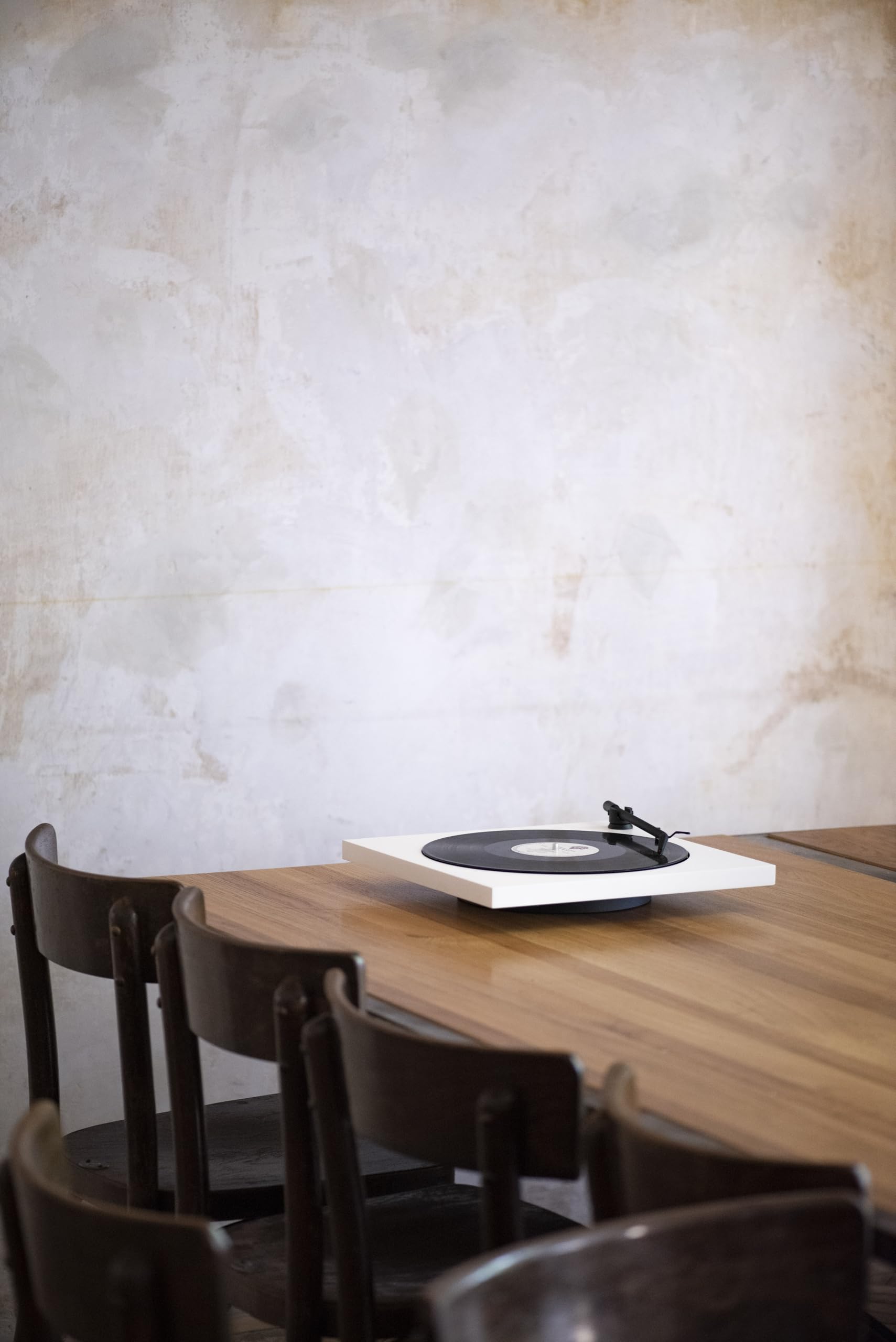 Tone Turntable – minimalistyczny gramofon z Bluetooth, wbudowanym przedwzmacniaczem fono, kompatybilny z każdym głośnikiem Bluetooth, napędem pasowym, Tone Factory - Made in Europe (biały)
