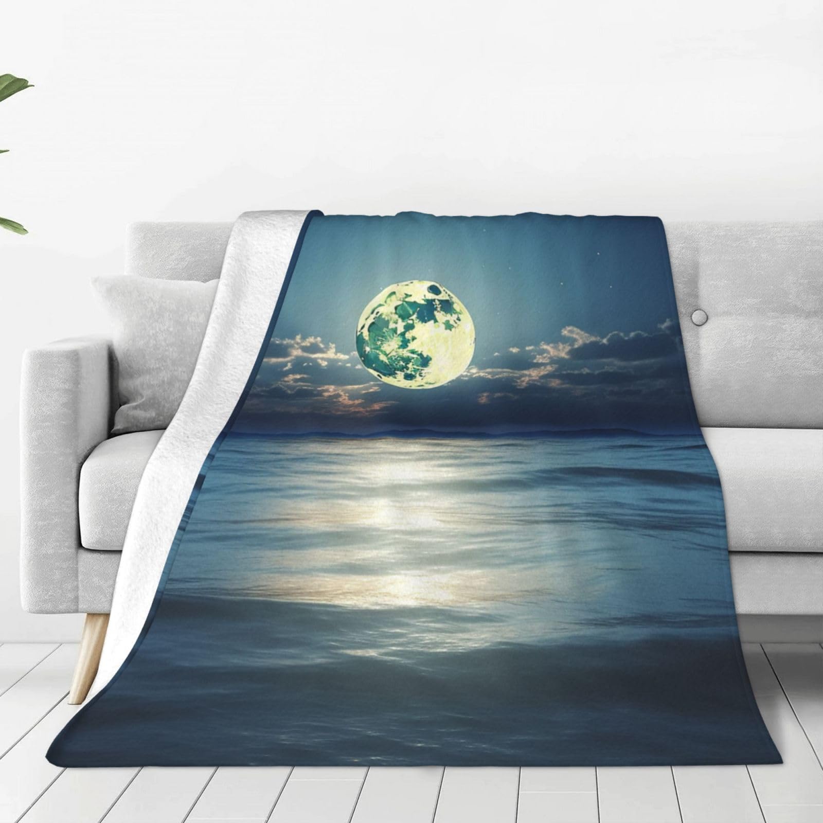 Couverture lune et mer légère pour en finir avec le froid sur le canapé