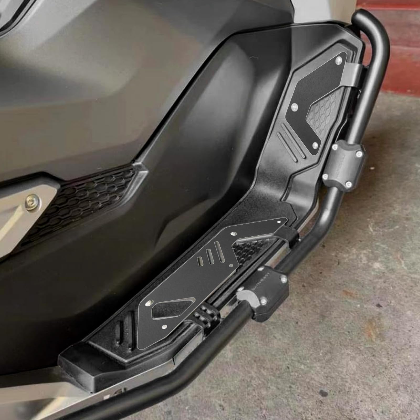 Poggiapiedi per Moto, Pedane in Gomma, Piastra in Metallo, Impugnatura Antiscivolo, Facile Pulizia, Kit da 2 Pezzi per Pendolari e Ciclisti Quotidiani ADV160 2022+ (BLACK)