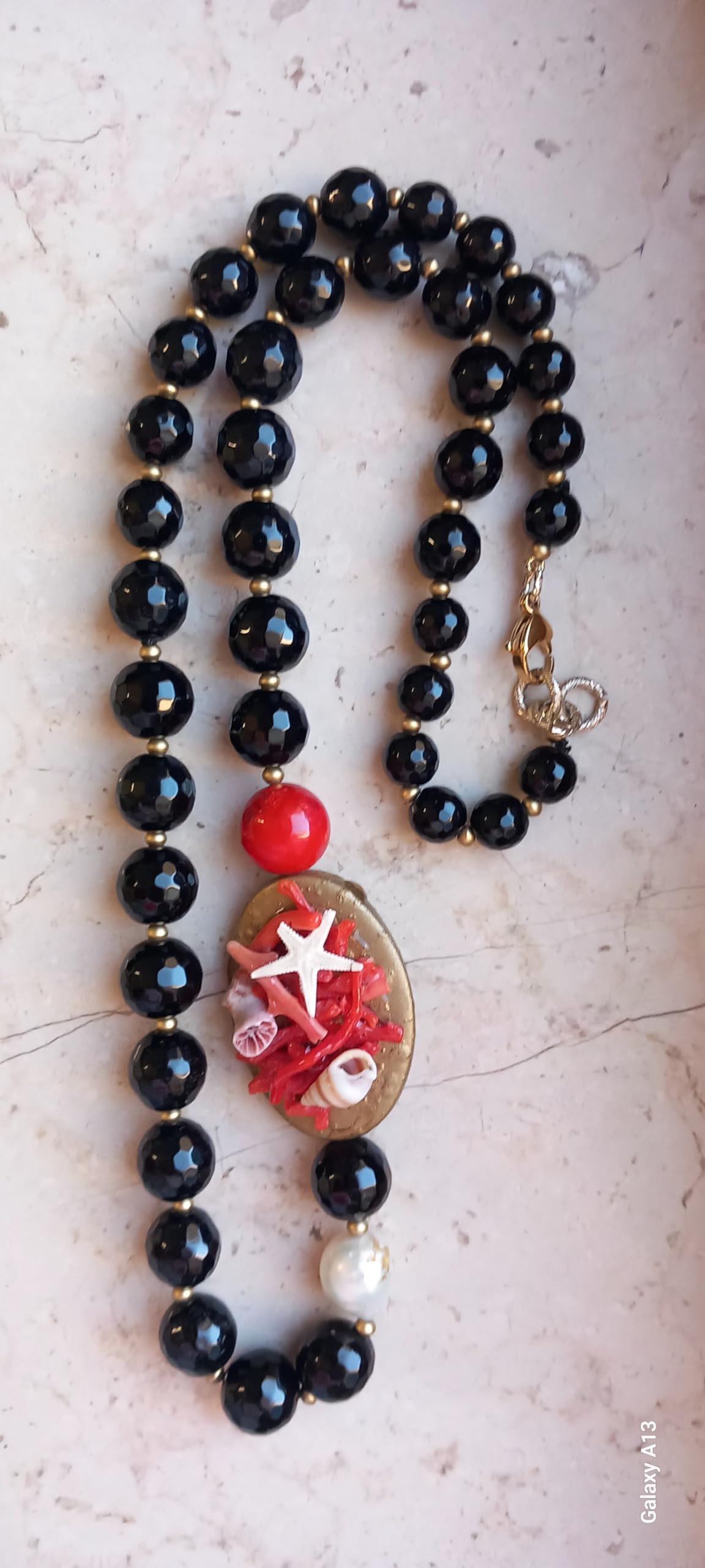 Generico Collana lunga fatta a mano con pietre dure di onice sfaccettato e corallo e perla barocca