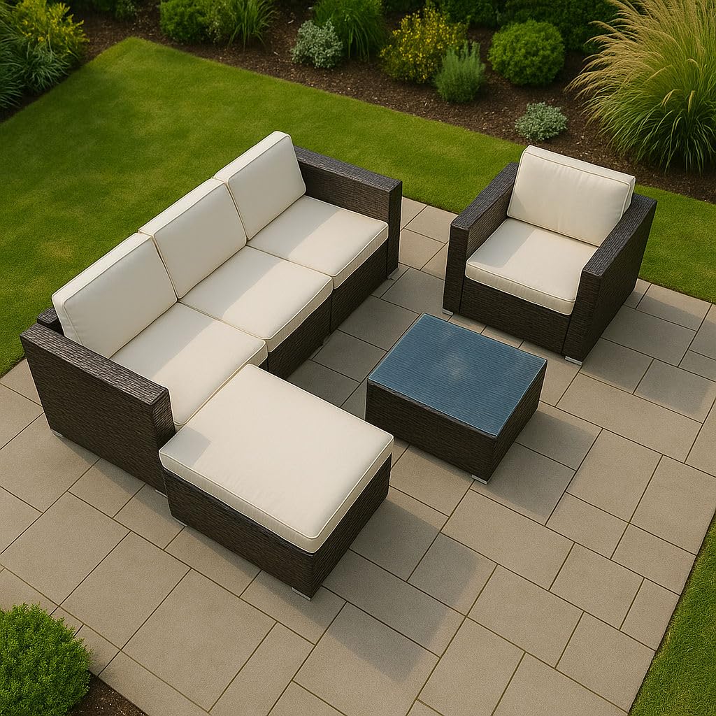 Totò Piccinni Set CARLOS in Polyrattan con cuscini Divano 3 Posti + Poltrona + Pouf + Tavolino con Piano in Vetro (Marrone)