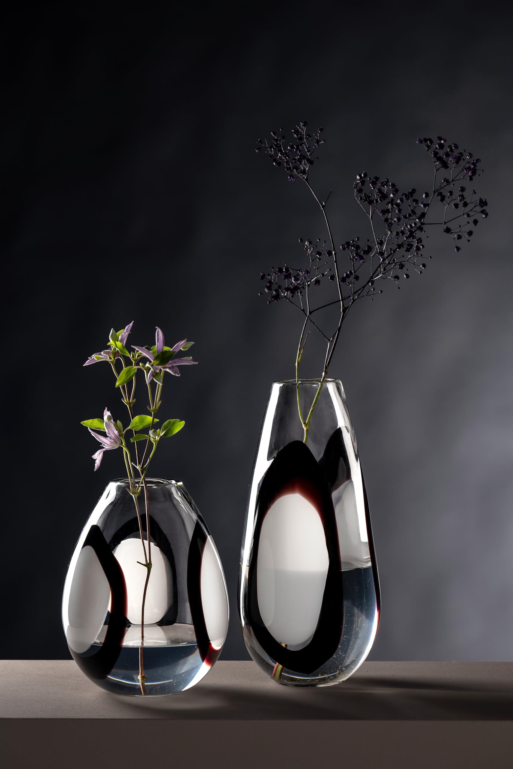 LEONARDO HOME OCCHI Bianchi Vase • 1 Stück • Designvolle Dekovase in Schwarz Weiß • ⌀8 cm • Wohnaccessoire für Moderne Tischdeko • Stilvolle Blumenvase • Höhe 37 cm • Mehrfarbig • 055296