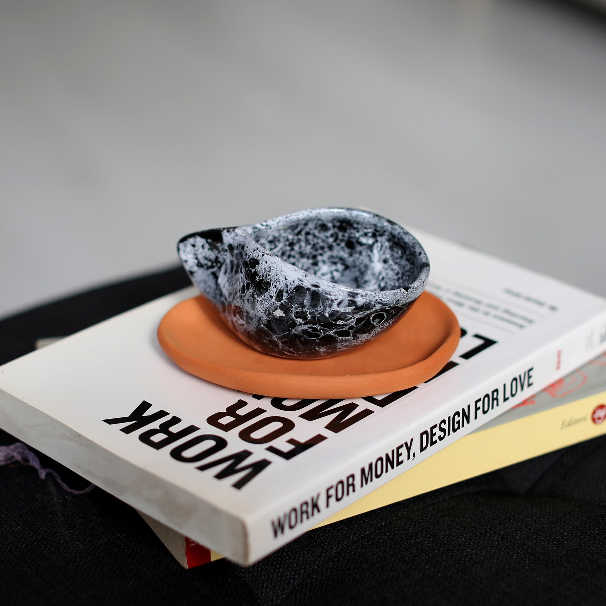 Egloo - Tazzine caffe particolari per colazione con piattino artigianali in ceramica, set di 2 tazzine moderne per espresso, design unico per un regalo di coppia.