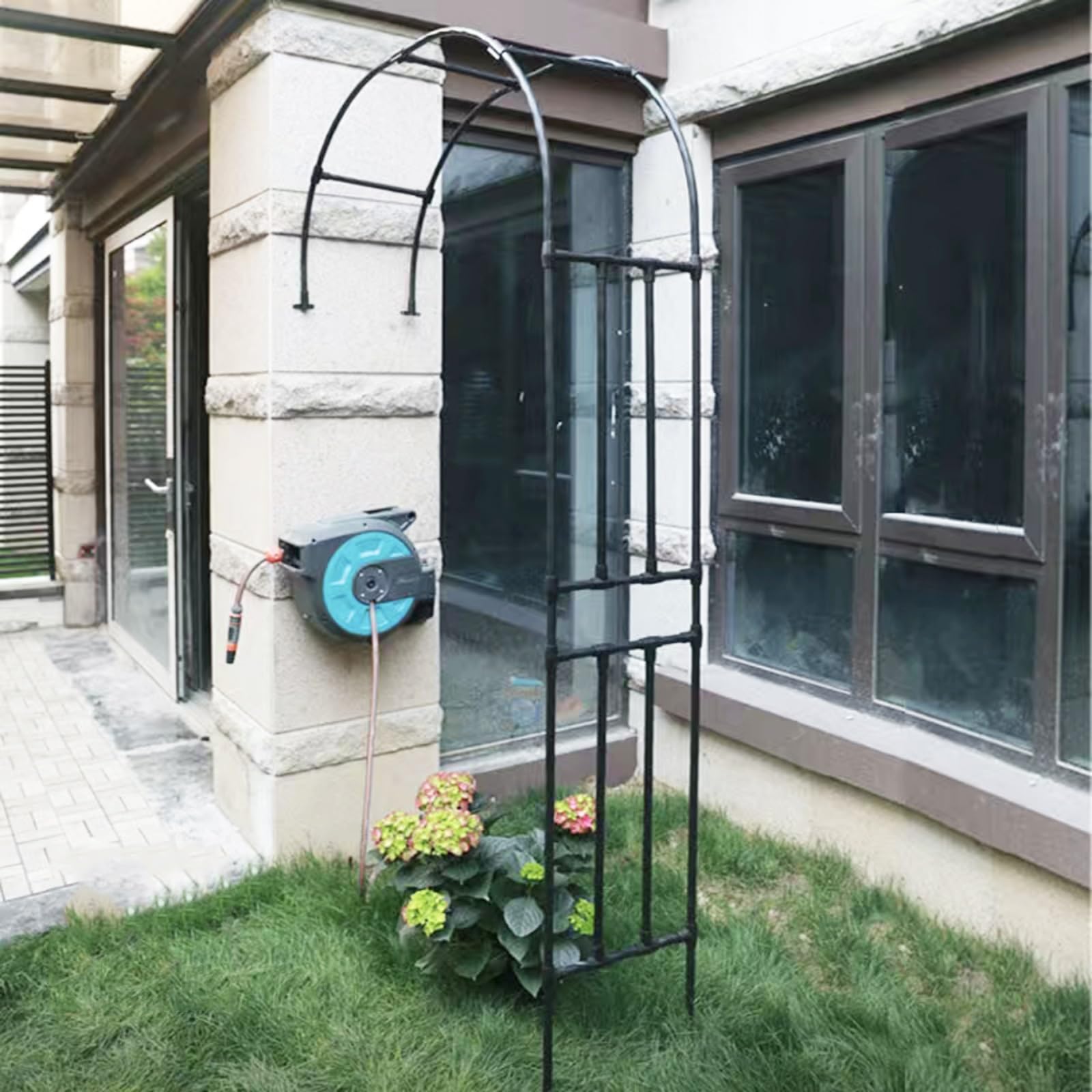 Treillis demi-arche de jardin en acier pour embellir vos terrasses avec des roses et légumes