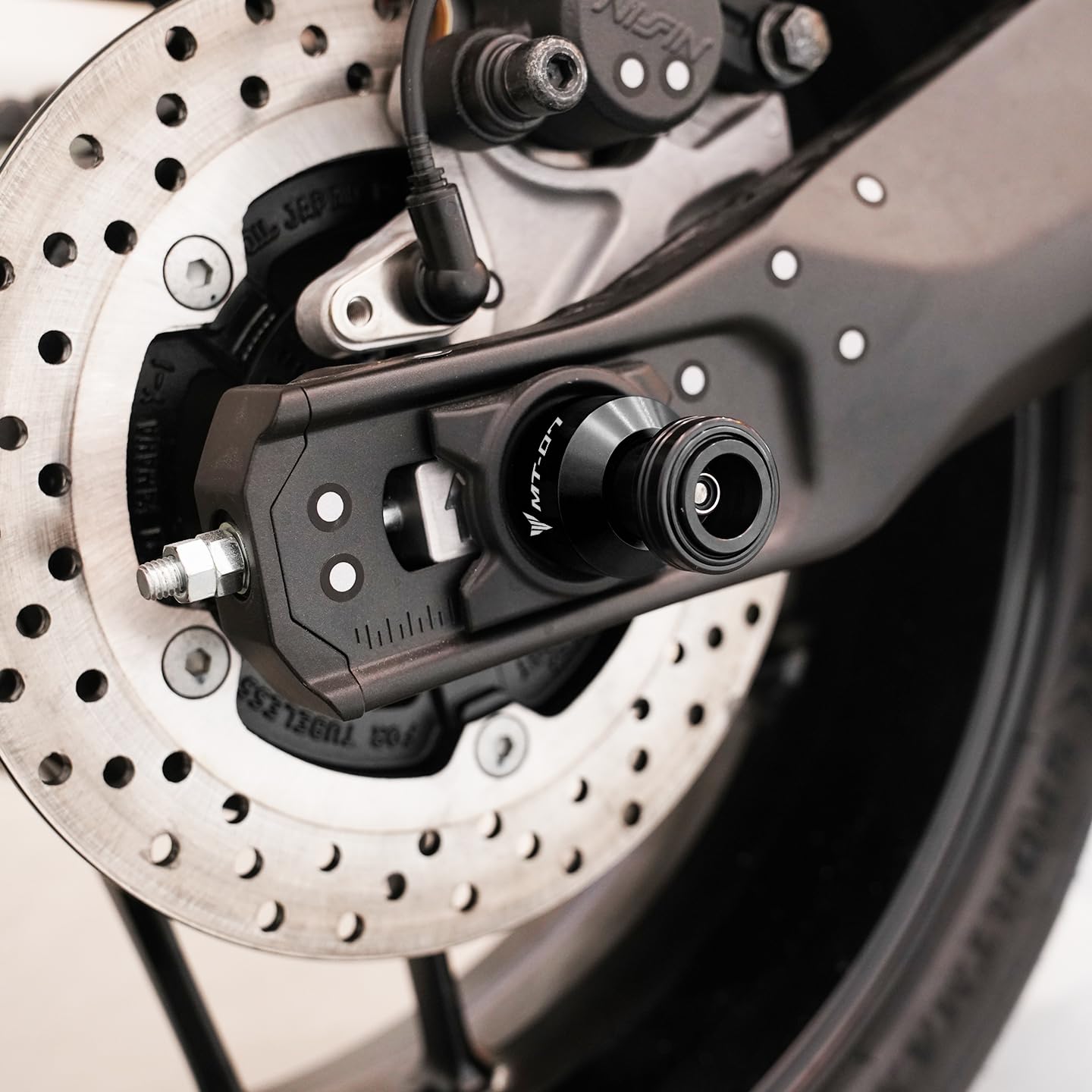 Motocicletta CNC Forcellone Bobine Cursore Supporto Viti Compatibile con MT07 MT 07 MT-07 FZ07 2014-2025 FZ 07 FZ-07 Protezione asse ruota posteriore mt07 2024 2025 2026