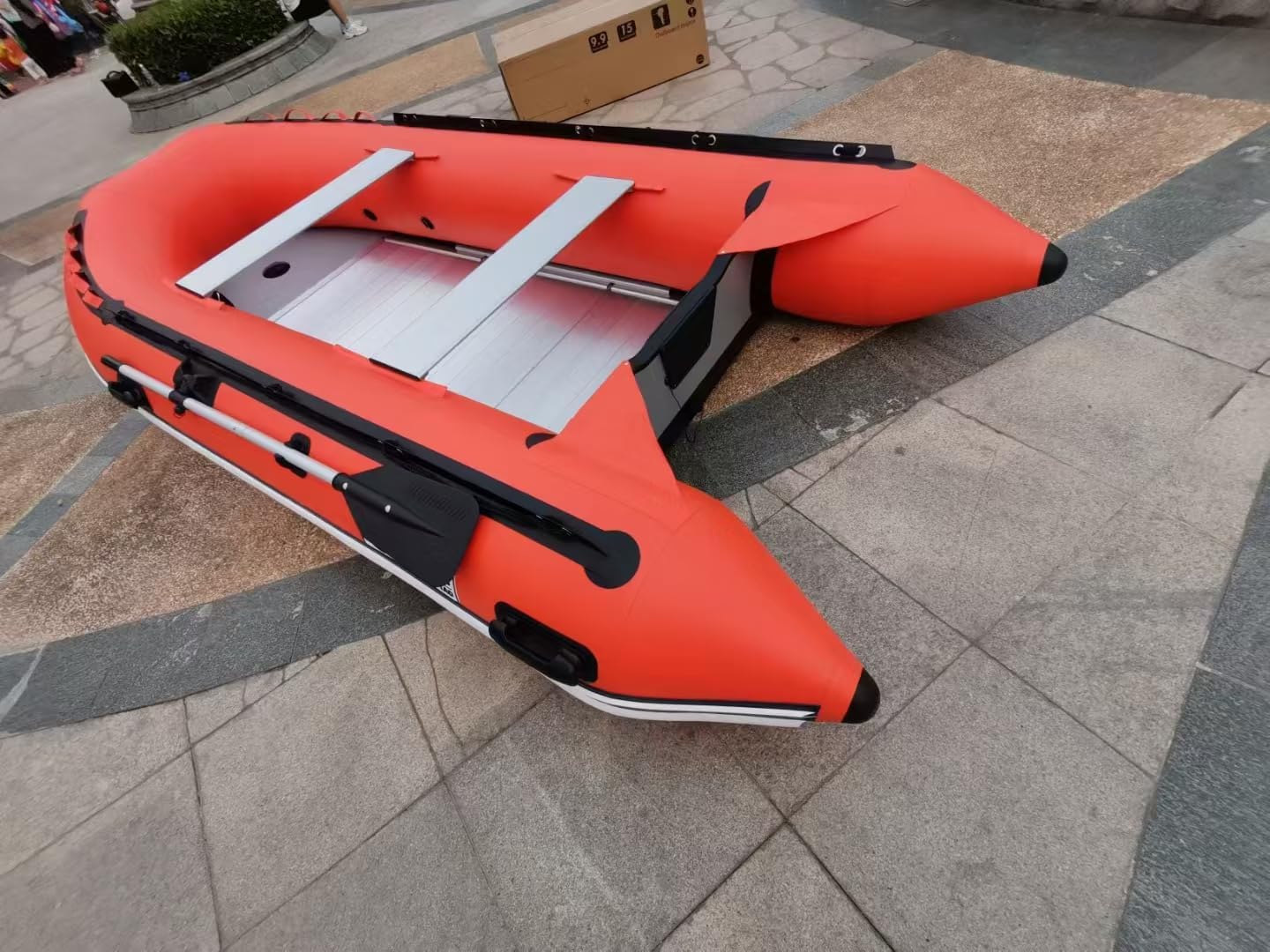 1.2mm PVC Inflatable Boat (Oars Included), Inflatable Raft for Water Sports, Quick Inflation & Deflation, Accommodates 6-8 People，2205lb Weight Capacity(12.5x5.75ft,with Foot Pump