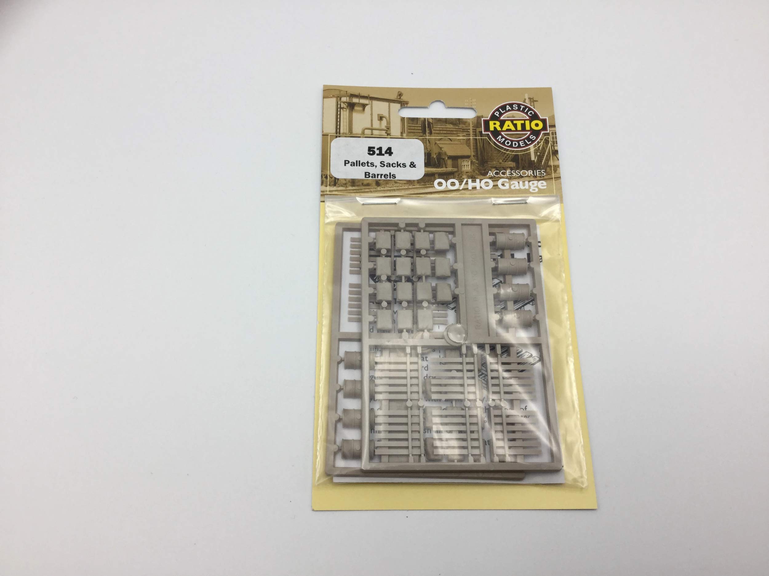 OO/HO Scale Model Railway Accessories - Assorted Pallets, Sacks & Barrels Kit (Ratio 514)