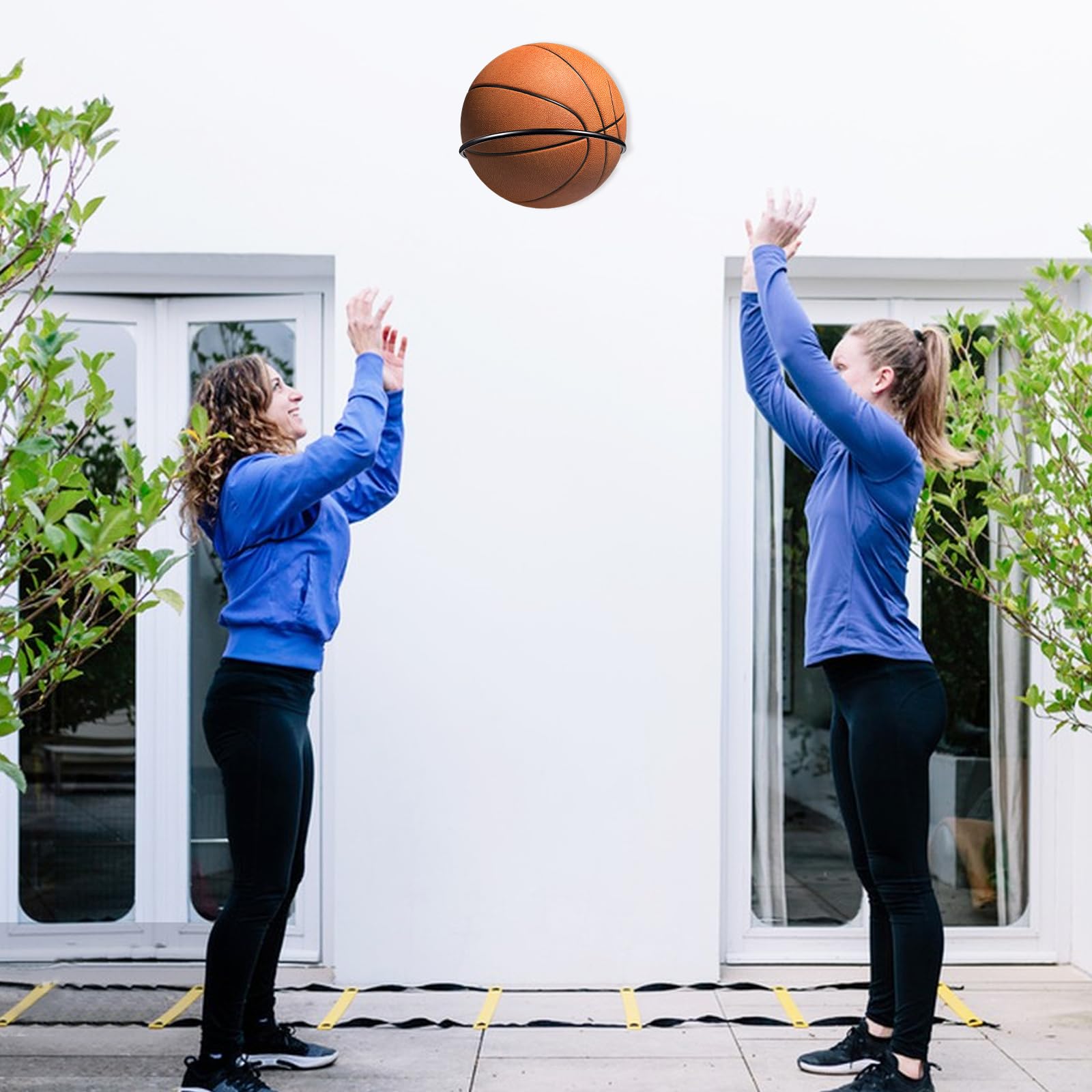 Soporte para Balones de Pared 4 Unidades, Soporte Metálico Resistente para Baloncesto Fútbol Voleibol y Rugby, Accesorios de Almacenamiento Deportivo con Tornillos Incluidos