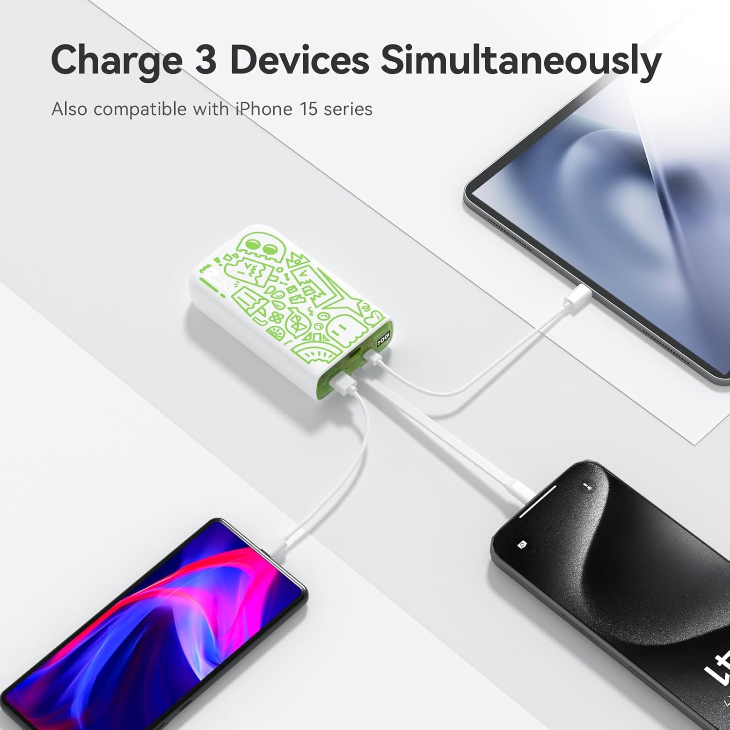 د اموټو پاور بانک په یو وخت کې درې وسایل چارج کوي: یو سمارټ فون د مدغم کیبل له لارې، بل سمارټ فون د USB-A کیبل له لارې، او یو ټابلیټ د USB-C کیبل له لارې.