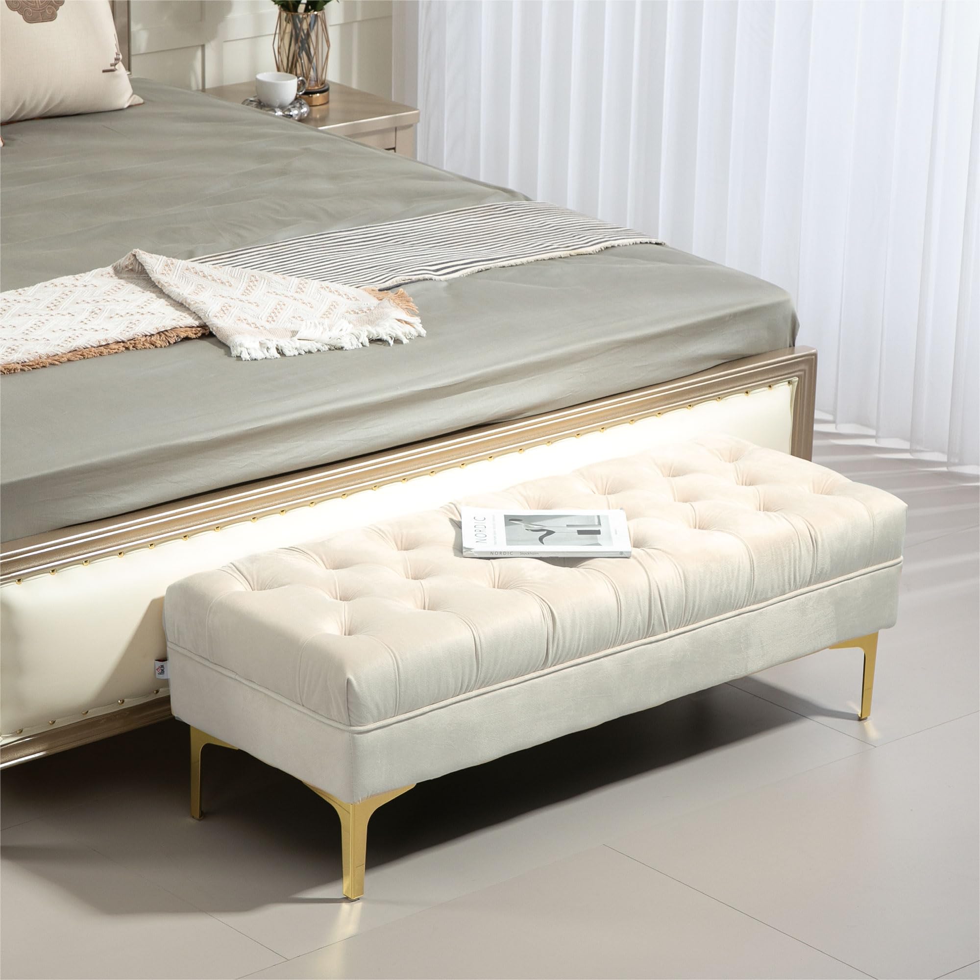 HOMCOM Banco tapizado al Final de la Cama Estilo clásico Chic Dim. 118L x 45W x 42H cm Base de Metal Dorado Terciopelo Beige