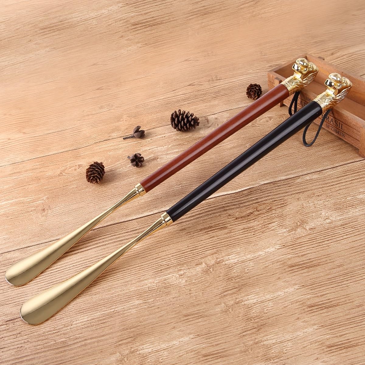 Calzador de acero aleado León Dorado – Sin necesidad de agacharse,diseño de cabeza de león elegante y estiloso,bordes suaves,set en caja de regalo con mango largo para personas mayores(Black,22.8in)