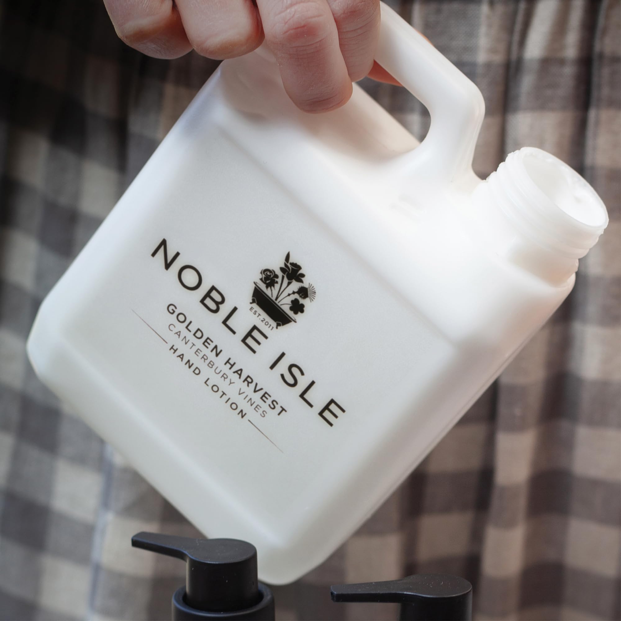 Noble Isle Handfeuchtigkeitscreme | Handlotion Nachfüllpackung für Männer & Frauen | Anti-Aging, veganfreundlich, echtes Parfüm, „Britain in a Bottle“ Handcreme | – 1L Nachfüllpackung (Golden Harvest)