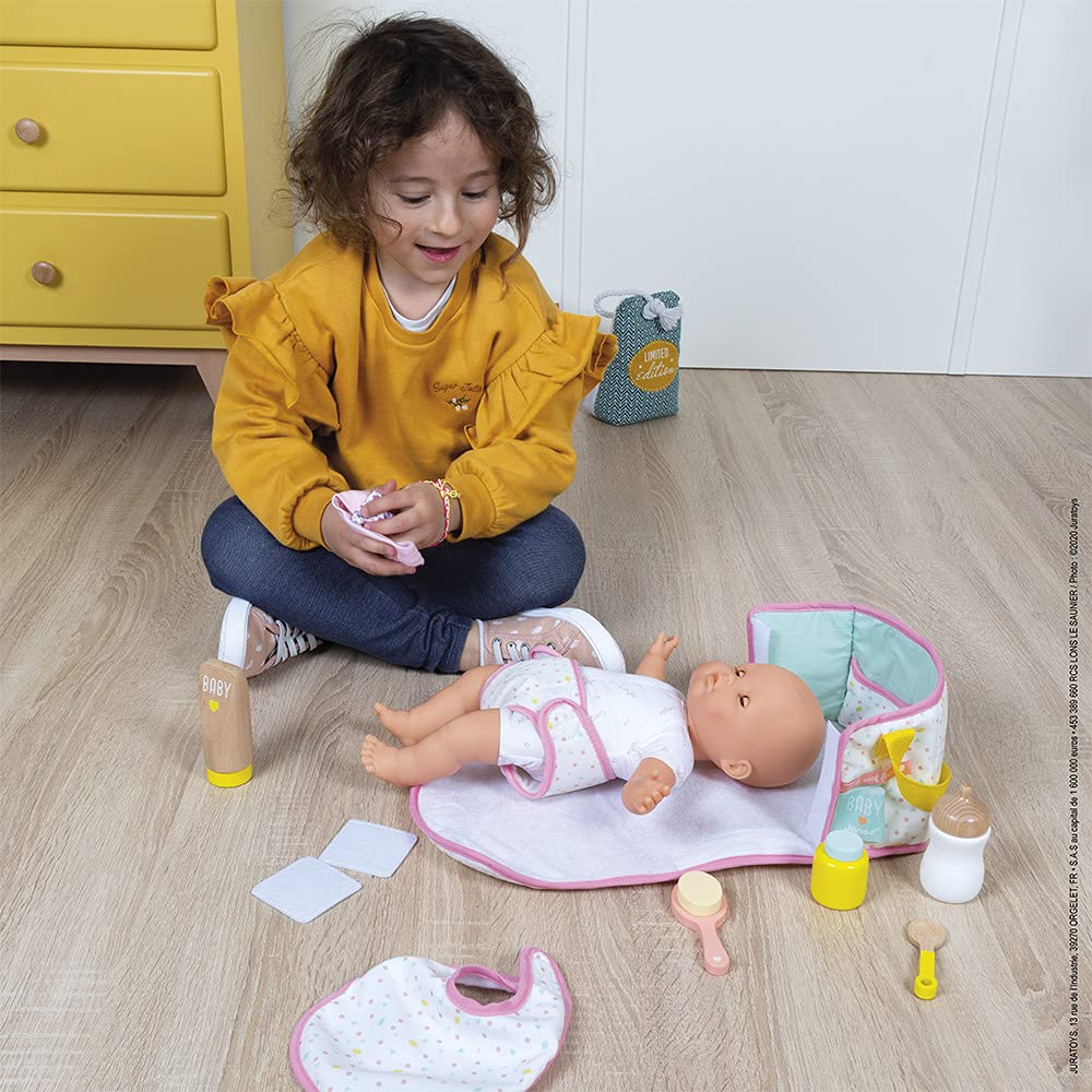 Janod - Borsa Fasciatoio - Giocattolo in Legno e Tessuto - Borsa Cambio Neonato da Bambola - Fasciatoio per Bambole Completo - 8 Accessori + Bavaglino, Pannolino, Biberon - Da 2 Anni, J06501