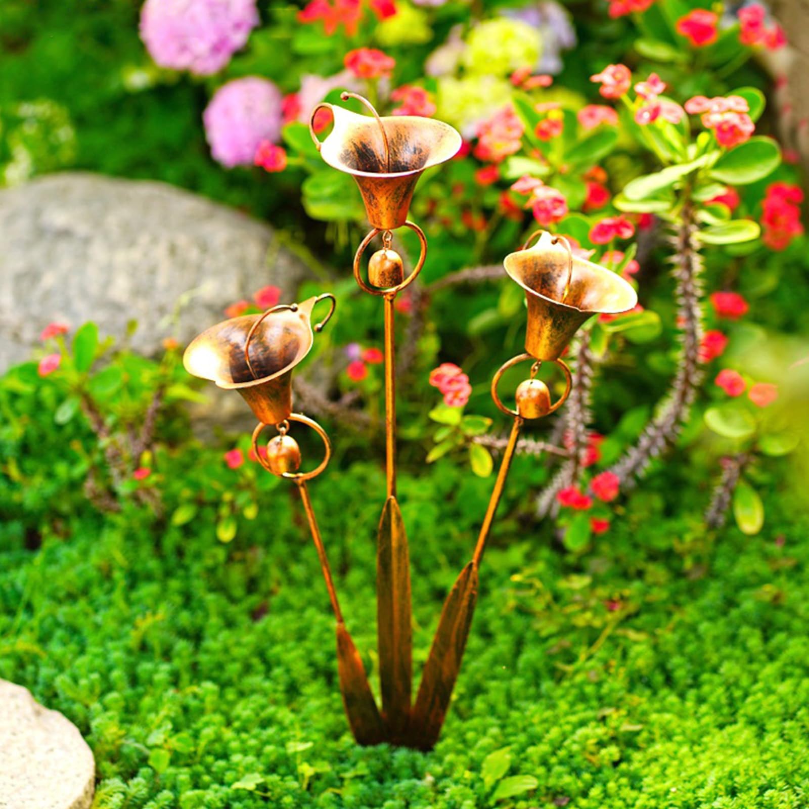 Poteau décoratif de Jardin en métal Calla Lily avec Triple Cloches - Sculpture Florale de 60 cm en Bronze pour extérieur, décoration de Jardin, Fleurs de lys, élément d'art pour Cour, Patio