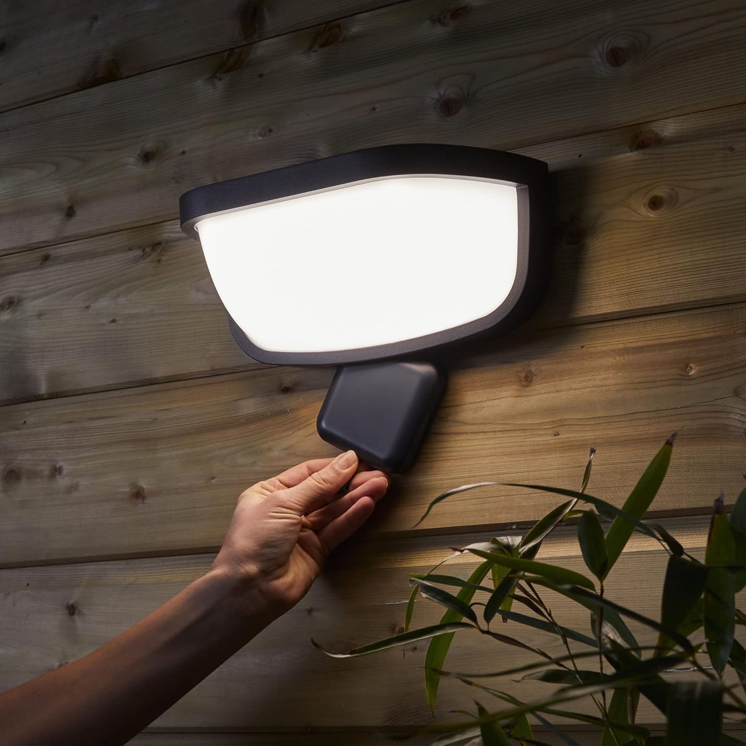 Table showing lumen settings (100lm, 300lm, 600lm, 900lm) and corresponding battery life with and without the booster battery. Icons for repairability and innovation are also present.