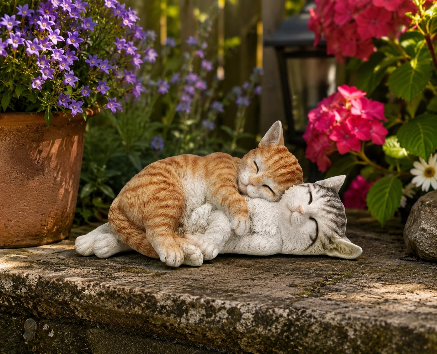 Figuren Shop GmbH Katzenfiguren Paar Garten 27,5 cm – Zwei kuschelnde Katzen aus Polyresin, handbemalt und wetterfest – Tierfigur für Sideboard, Fensterbank, Terrasse und Beet
