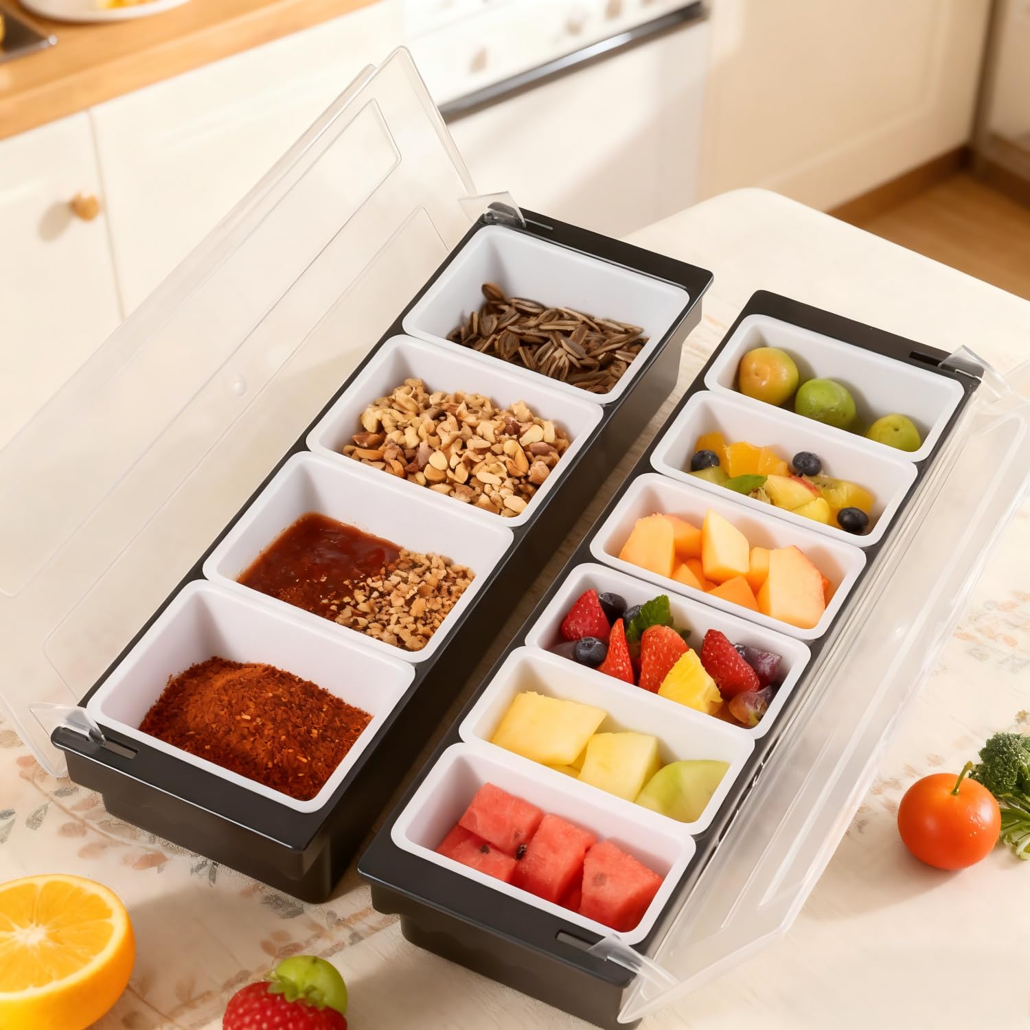 Tissting Distributore di Cibo e Condimenti con Coperchio, Organizer per Frigorifero, Vassoio Multiuso in Plastica per Conservare Frutta, Condimenti, Chicchi di Caffè e Cereali (4 Scomparti)
