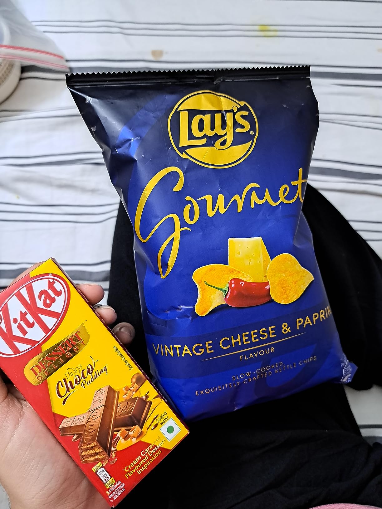 Lay's Gourmet Kettle Chips, Vintage Cheese & Paprika Flavour, Premium ...