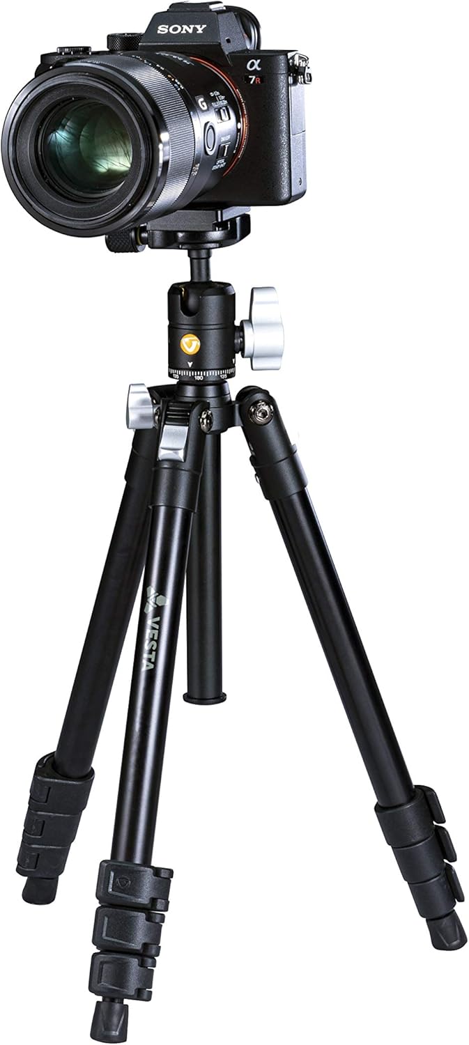 Vanguard Vesta FB 204ABS Tripod with camera attached