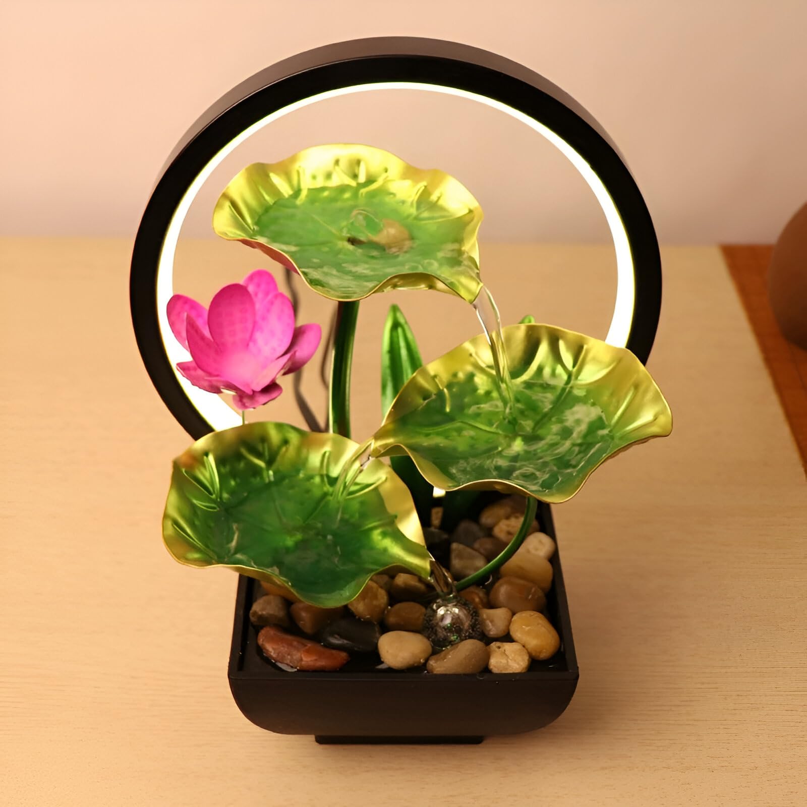 Fontana d'acqua da tavolo per interni da 25 cm, con 4 livelli di acqua fluente e 10 cristalli per meditazione, relax e buona fortuna, cerchio di luci soffuse (cartamo escl. 5 pietre))