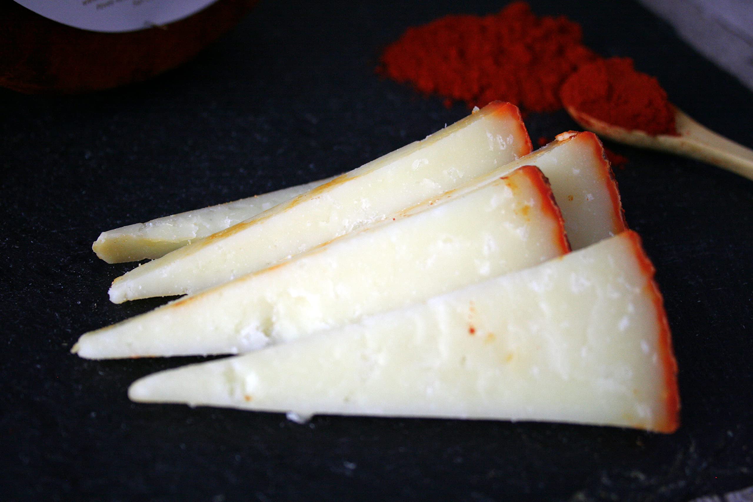 QUESOS LA ALDEA | Queso Artesano de Oveja Semicurado al Pimentón | Cuña de 0,75 kg | Queso Artesano | Ideal para Cesta Gourmet, Packs Regalo, Lotes de Quesos Gourmet y Regalo Gourmet