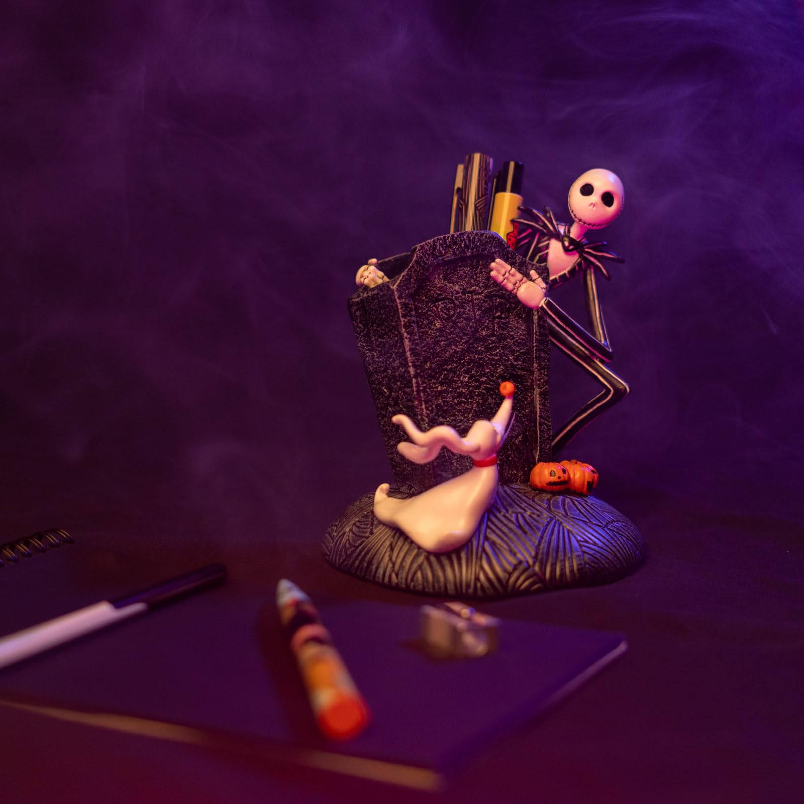 Pot à Crayons L'Étrange Noël de Mr Jack, Accessoire Disney, Idée Cadeau | 2 Stylos Billes, 1 Crayon, 1 Porte-gomme et 1 taille-crayon inclus, Porte-crayon en résine, Fourniture Scolaire
